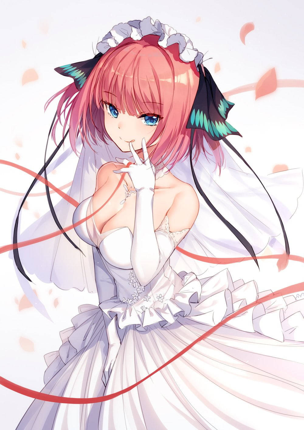 《五等分的新娘》二乃 Nakano 婚紗禮服 壁紙 — 一位粉紅色頭髮的動漫新娘穿著白色婚紗，戴著手套的手比出和平手勢，背景柔和，有飄浮的花瓣。