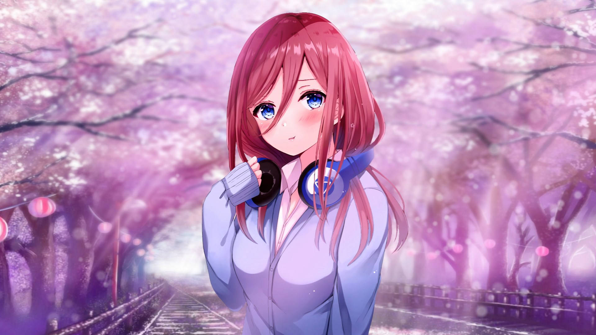 《五等分的新娘》角色中野梓 壁紙 — 一位粉紅色頭髮、藍色眼睛的動漫女孩，在夢幻般的櫻花隧道中，將耳機放在下巴下，隧道散發著柔和的紫色光芒。