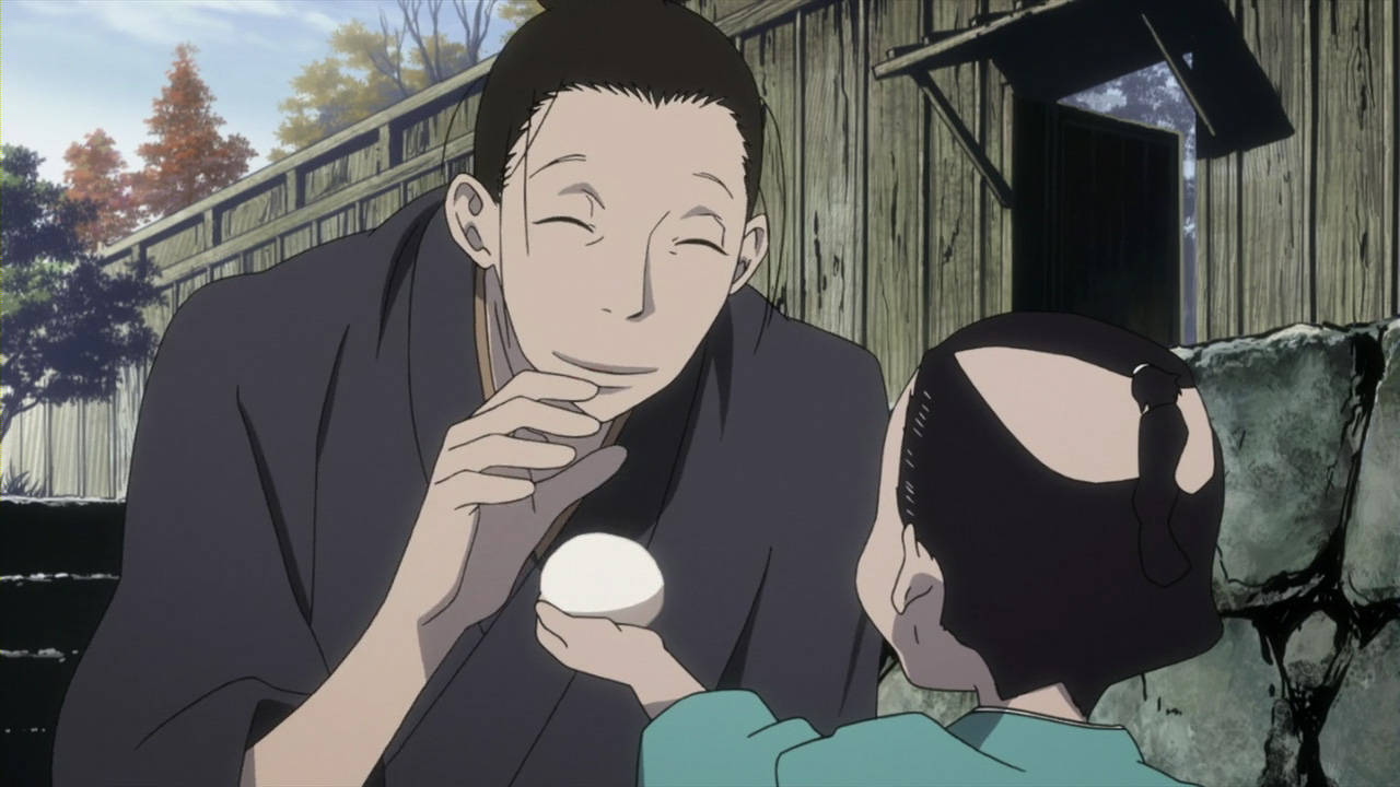 一個穿著傳統長袍的男人在秋天的木屋附近遞給一個孩子一個餃子。