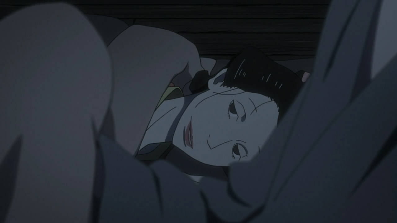 一個在昏暗光線中帶著柔和微笑睡著的動漫女孩。