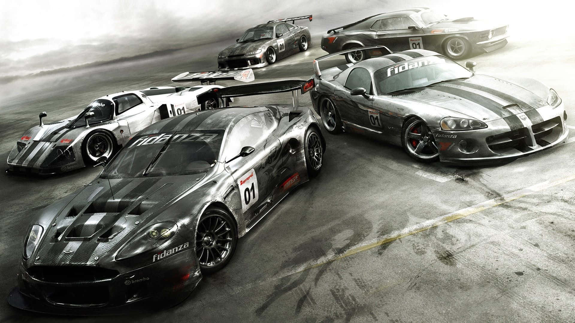 Online Gaming 桌布 壁紙 — 五輛帶有黑色和銀色條紋的時尚賽車停在潮濕的瀝青賽道上，天空風雨欲來。