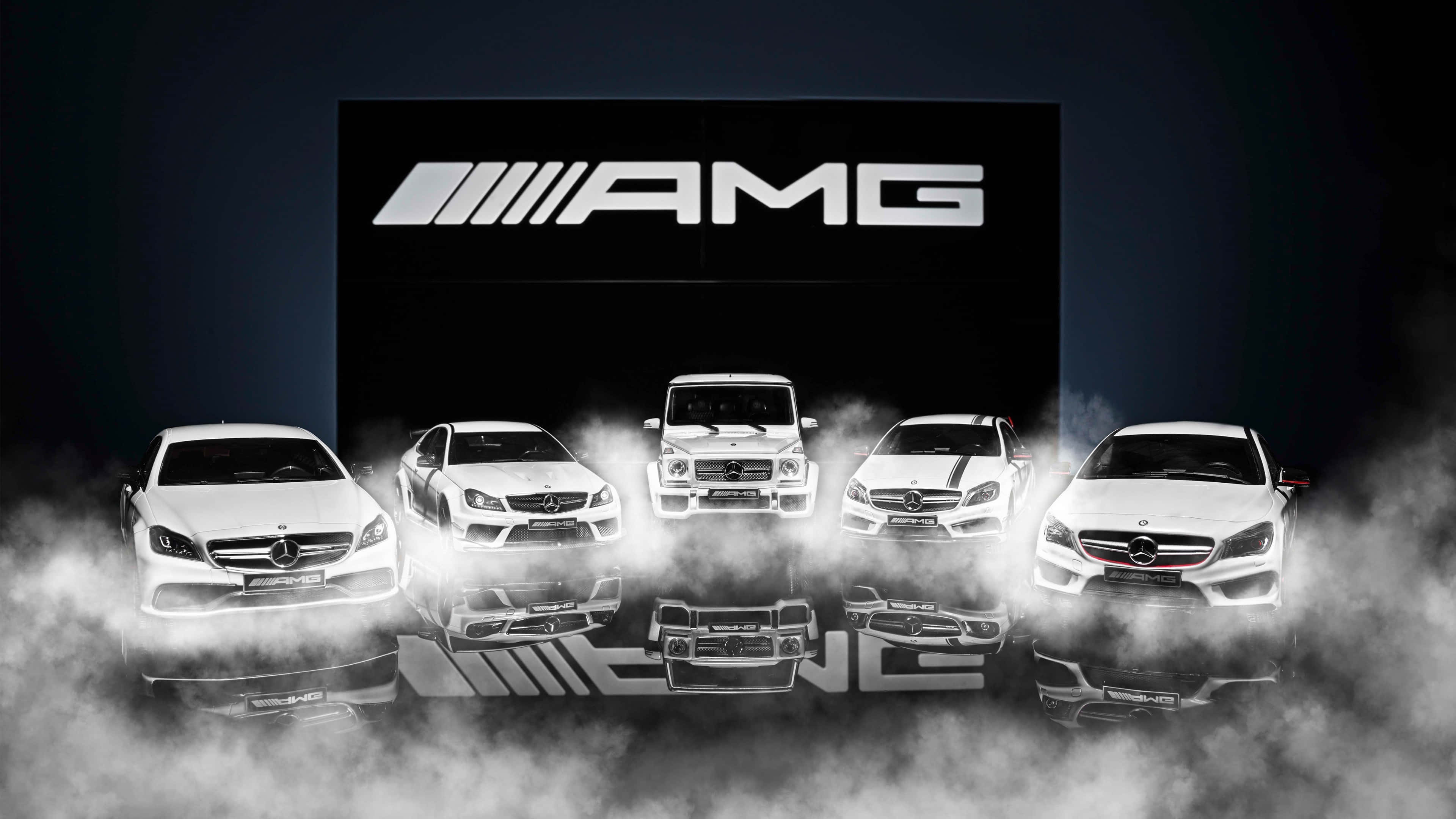 4K Mercedes 桌布 壁紙 — 五輛白色AMG汽車在黑暗的攝影棚中從煙霧中出現，上方有發光的AMG標誌。