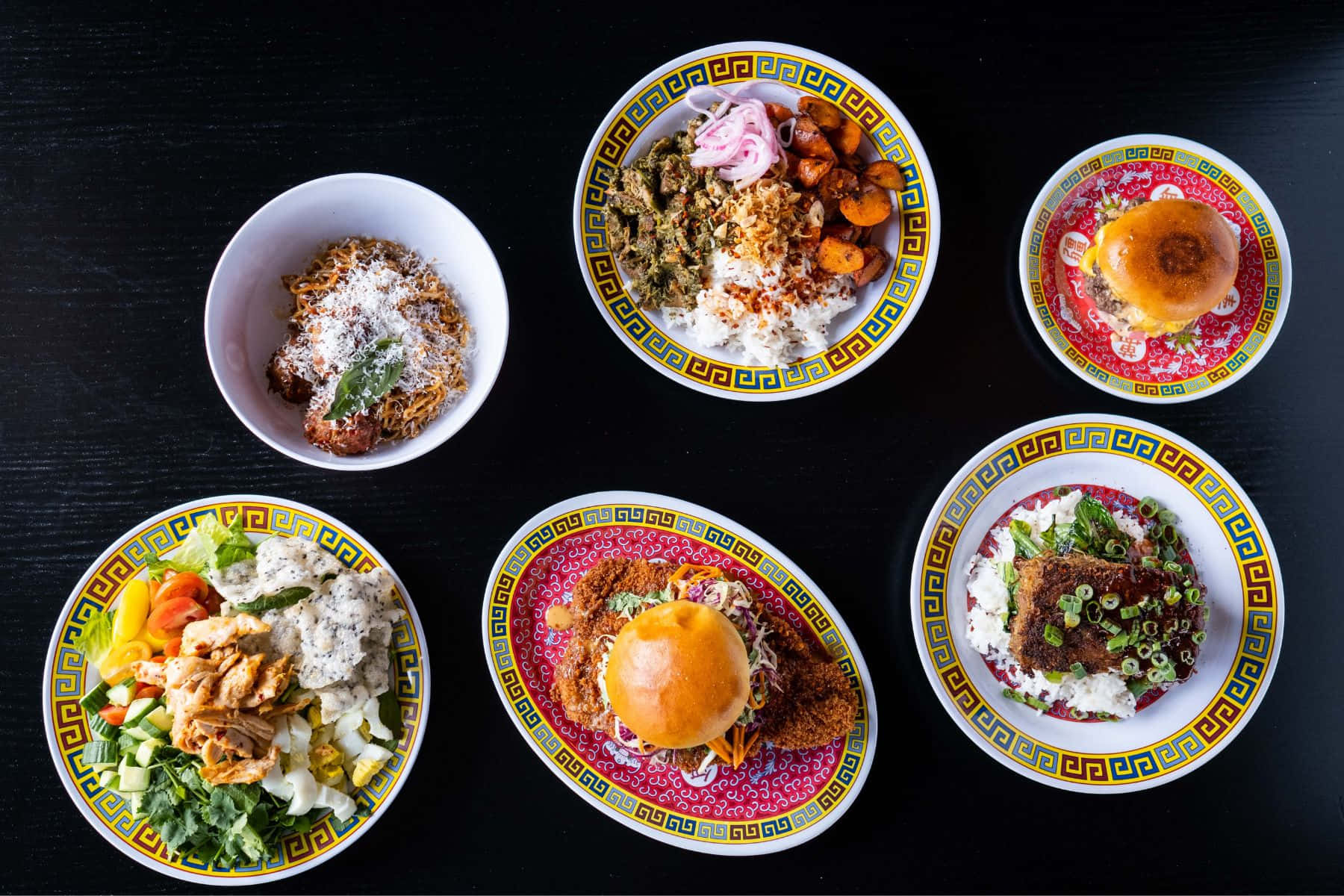 Beautiful Food 桌布 壁紙 — 五道色彩繽紛的菜餚放在華麗的盤子中，排列在深色桌子上，展示帶有新鮮配料和醬汁的彩色食物。