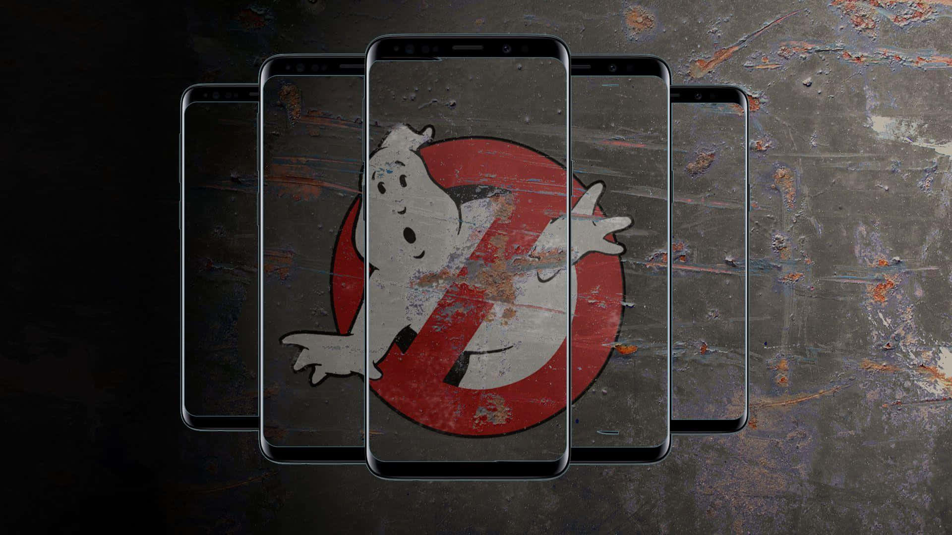 Ghostbusters 桌布 壁紙 — 五部智能手機在風化的工業背景下展示標誌性的捉鬼敢死隊標誌。