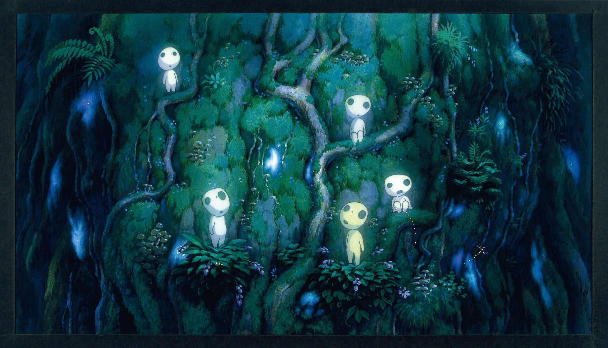 Studio Ghibli Art 桌布 壁紙 — 五隻發光眼睛的森林精靈棲息在黑暗魔法森林的苔蘚樹枝間。