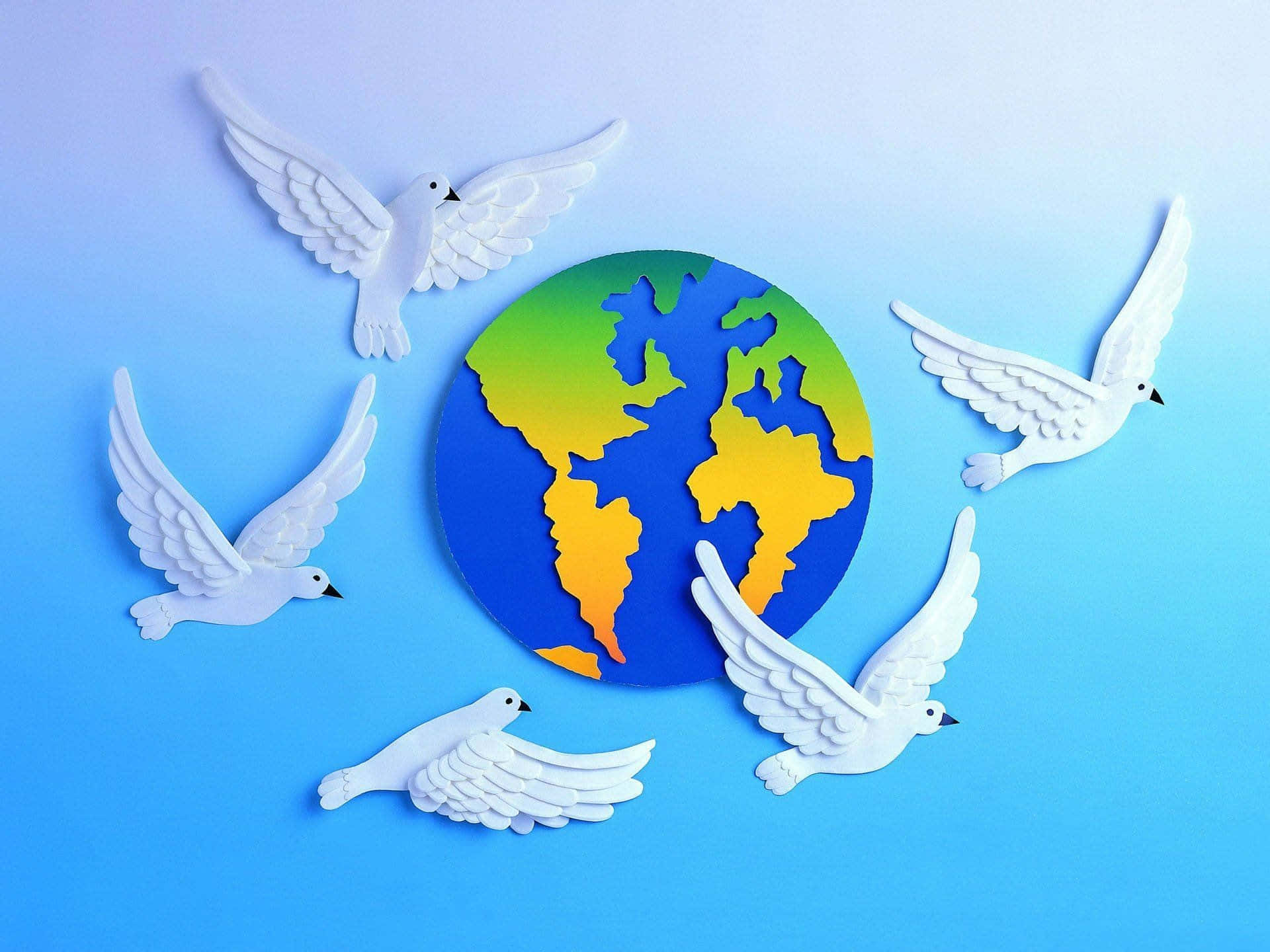 和平 桌布 壁紙 — 五隻白色紙鴿在柔和的藍色漸變背景前圍繞一個彩色紙地球儀飛翔。