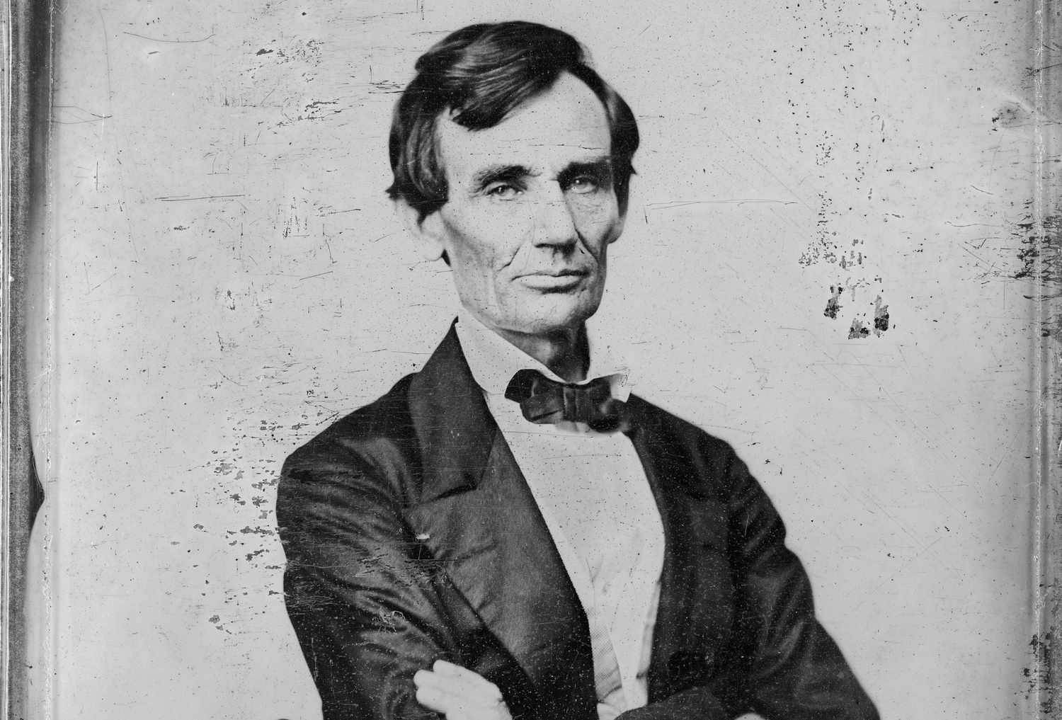 亞伯拉罕·林肯穿著正式服裝、雙臂交叉的肖像。