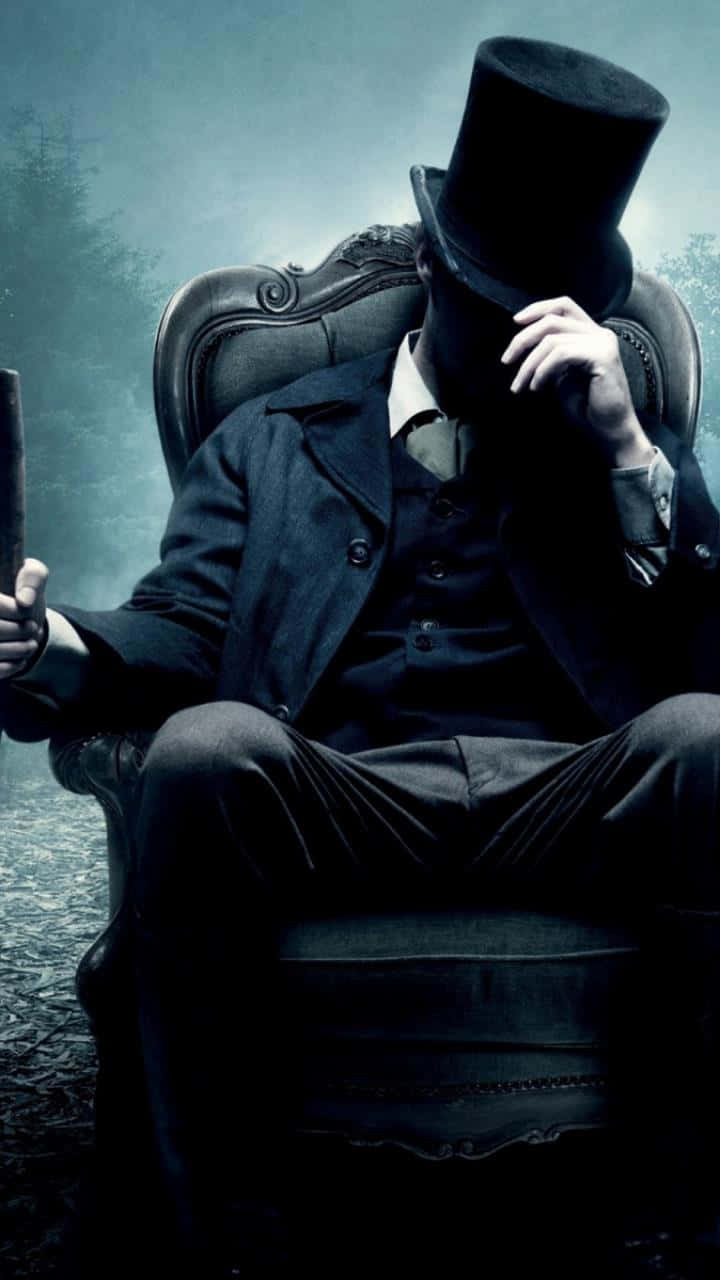 亞伯拉罕·林肯身著經典男裝西裝 壁紙 — 一個戴高帽的神秘人物坐在華麗的椅子上，在迷霧籠罩、陰森詭異的森林環境中手持手杖。