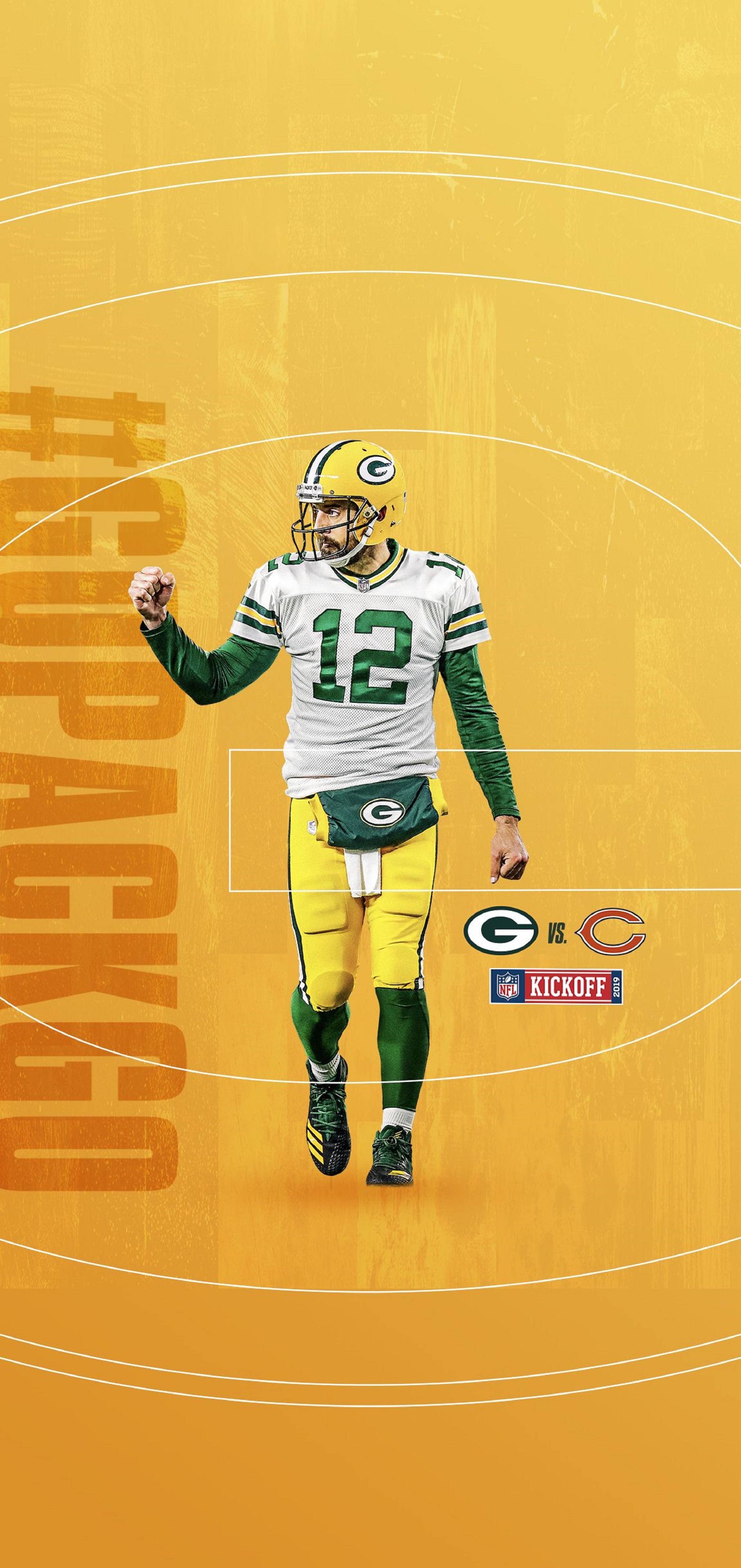 亞倫·羅傑斯 NFL 2019海報 壁紙 — 綠灣包裝工四分衛身穿綠色和金色制服，自信地走在黃色場地上，帶有'#GOPACKGO'文字。