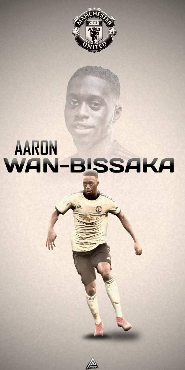 亞倫·萬-比薩卡白色手機壁紙 壁紙 — Aaron Wan-Bissaka 身穿曼聯球衣，在帶有紋理的米色背景上動態奔跑，上方有他的名字和會徽。