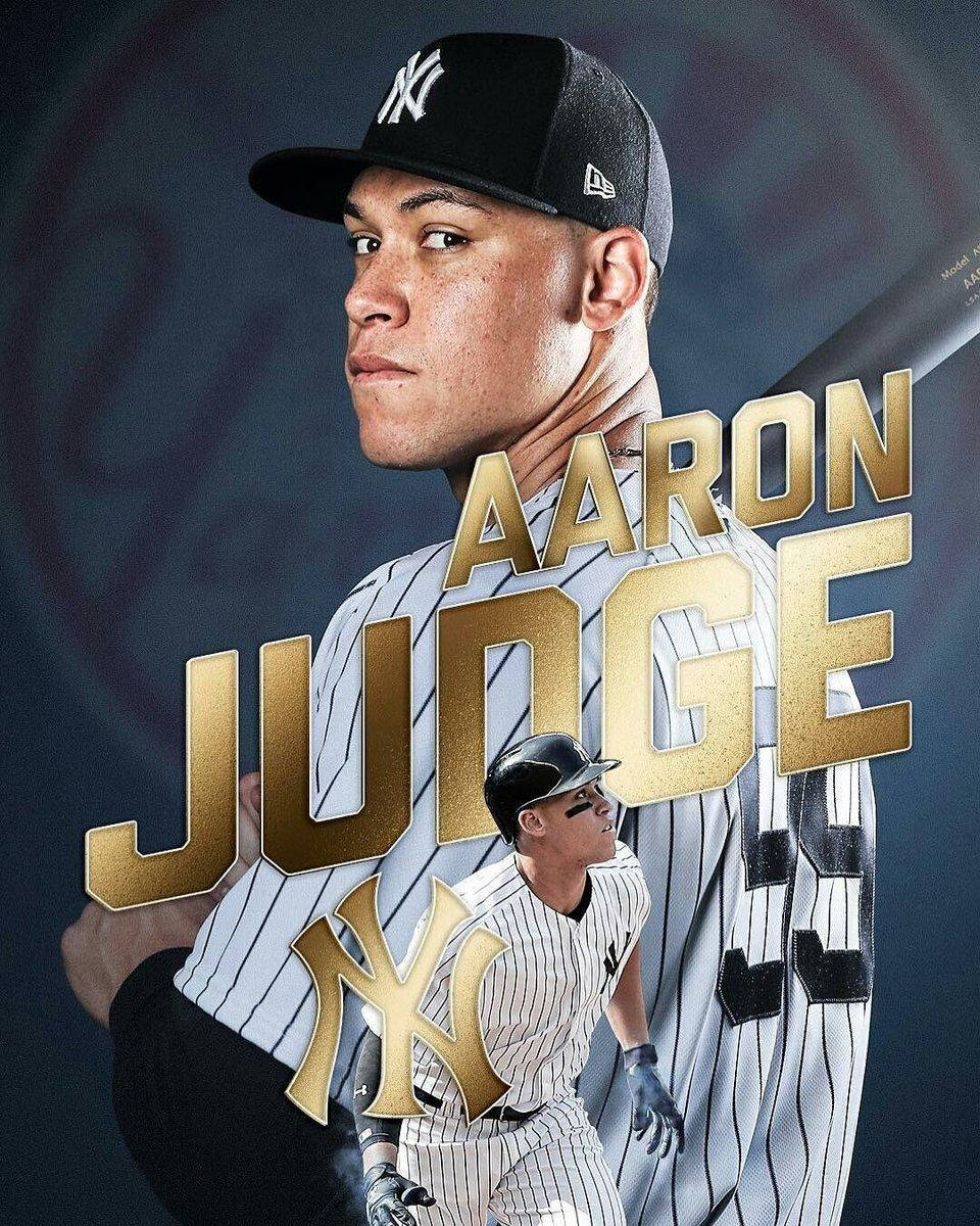 棒球運動員 Aaron Judge 身穿洋基制服，帶有金色文字疊加。