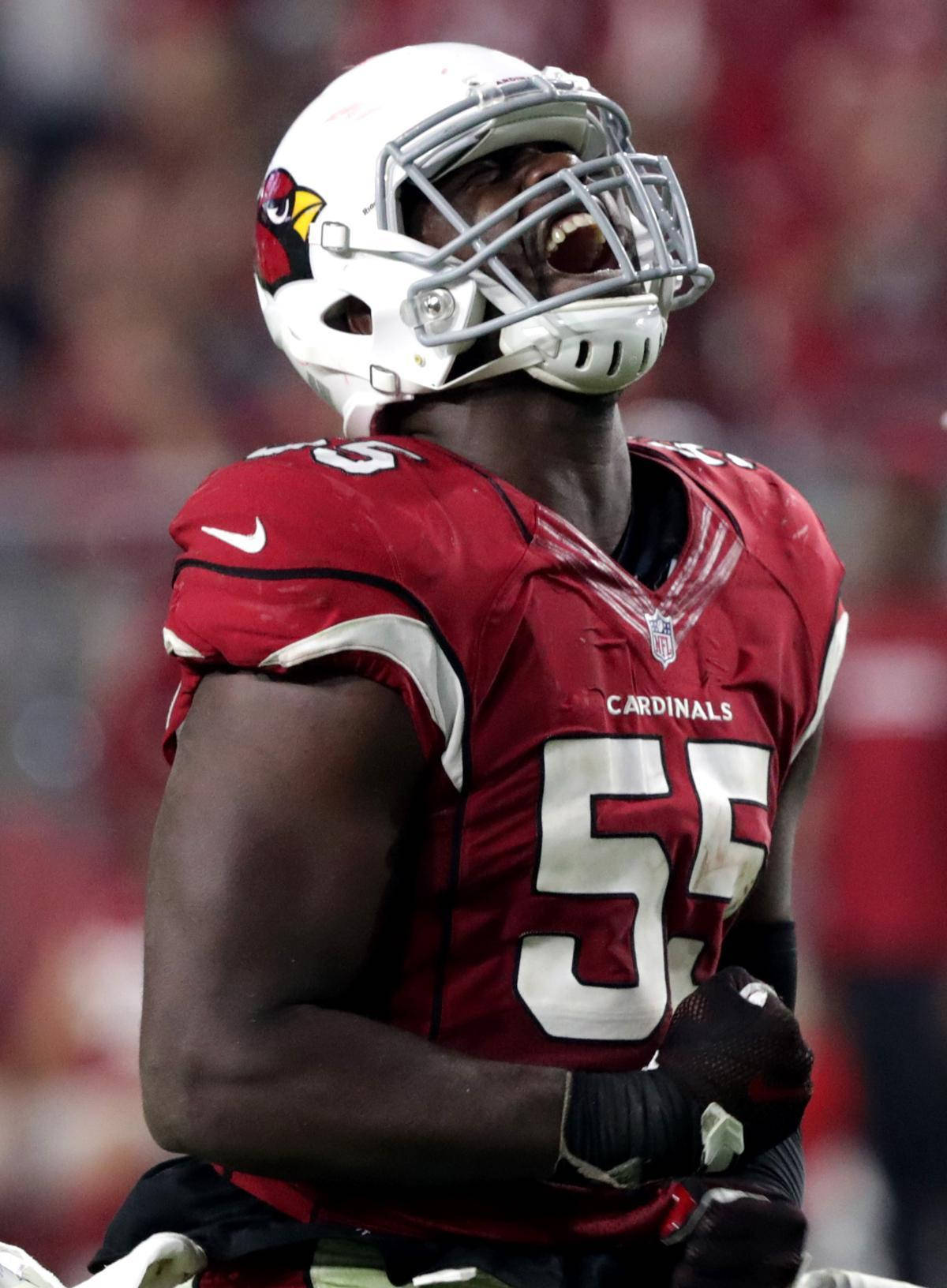 身穿紅色 Cardinals 球衣的美式足球員張開嘴巴慶祝。