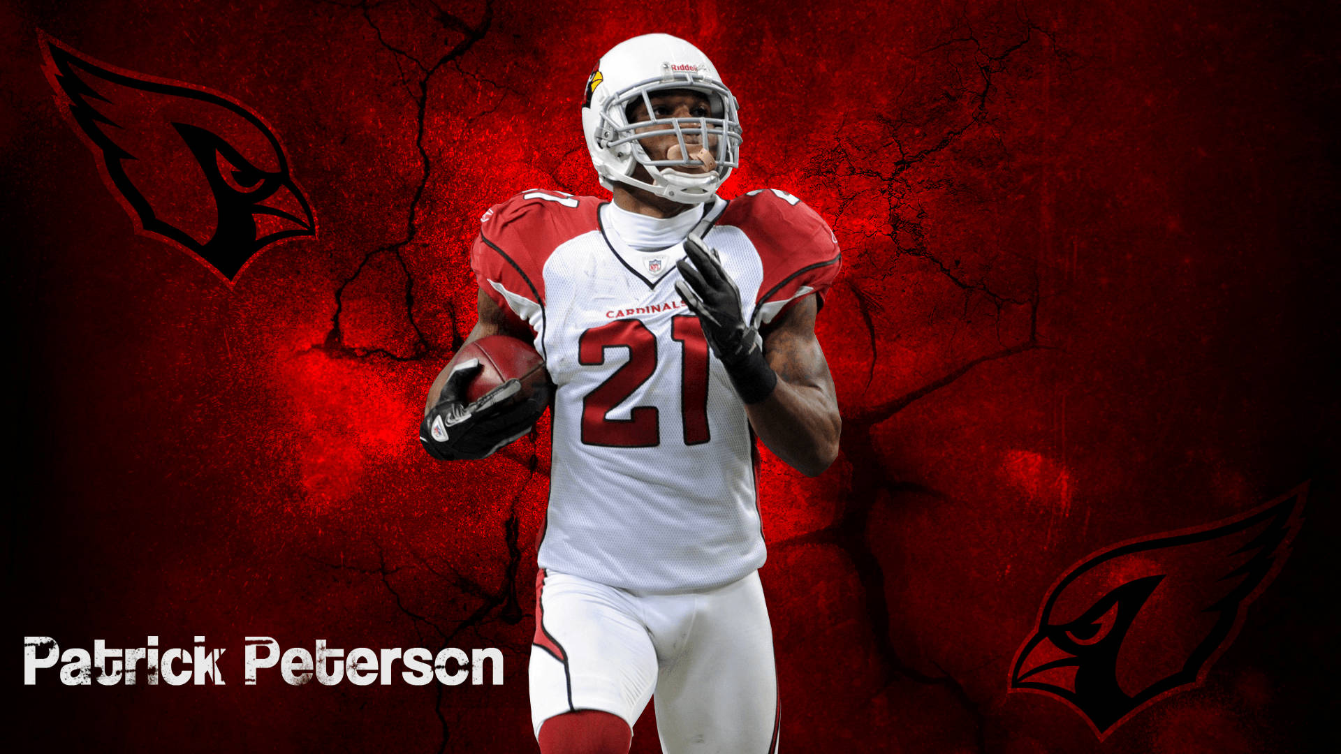 身穿紅雀隊球衣的足球運動員 Patrick Peterson 持球奔跑。