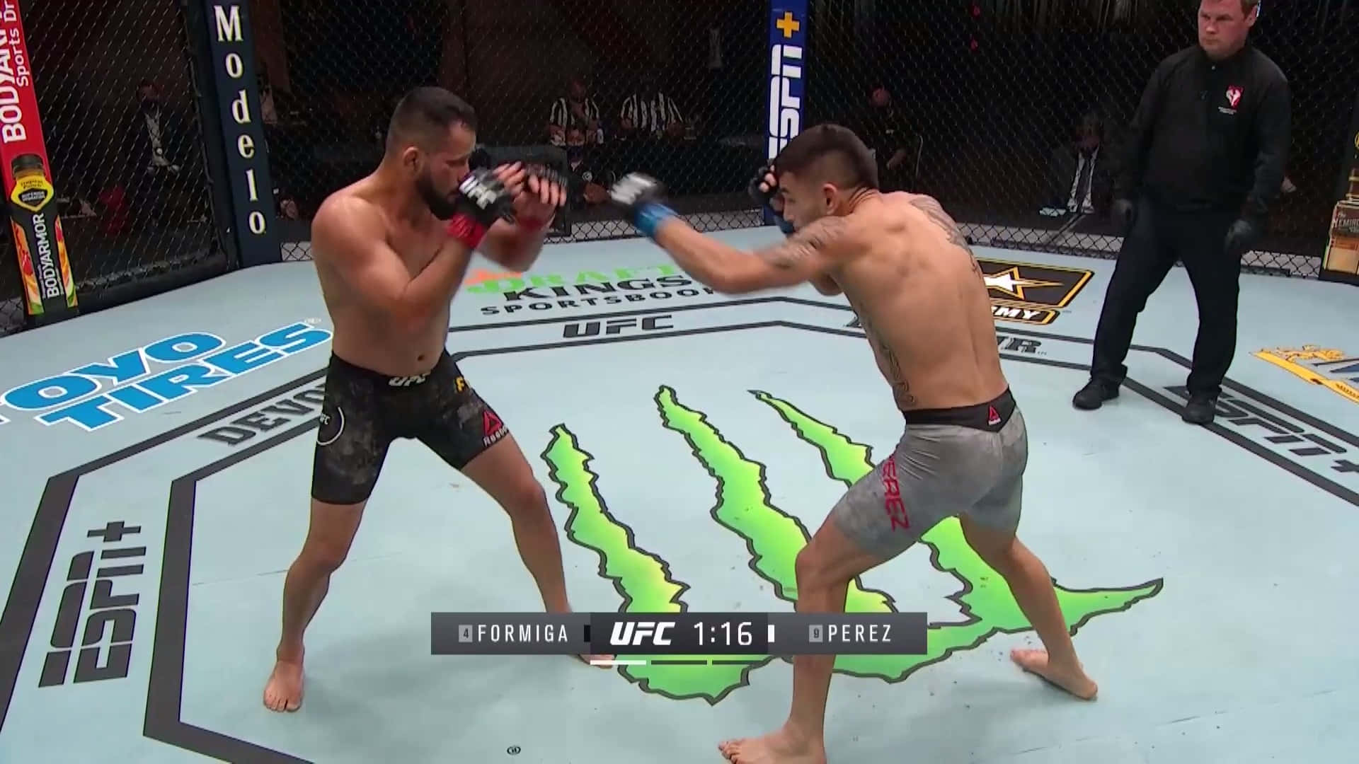 UFC比賽中八角籠內的兩名MMA拳手。