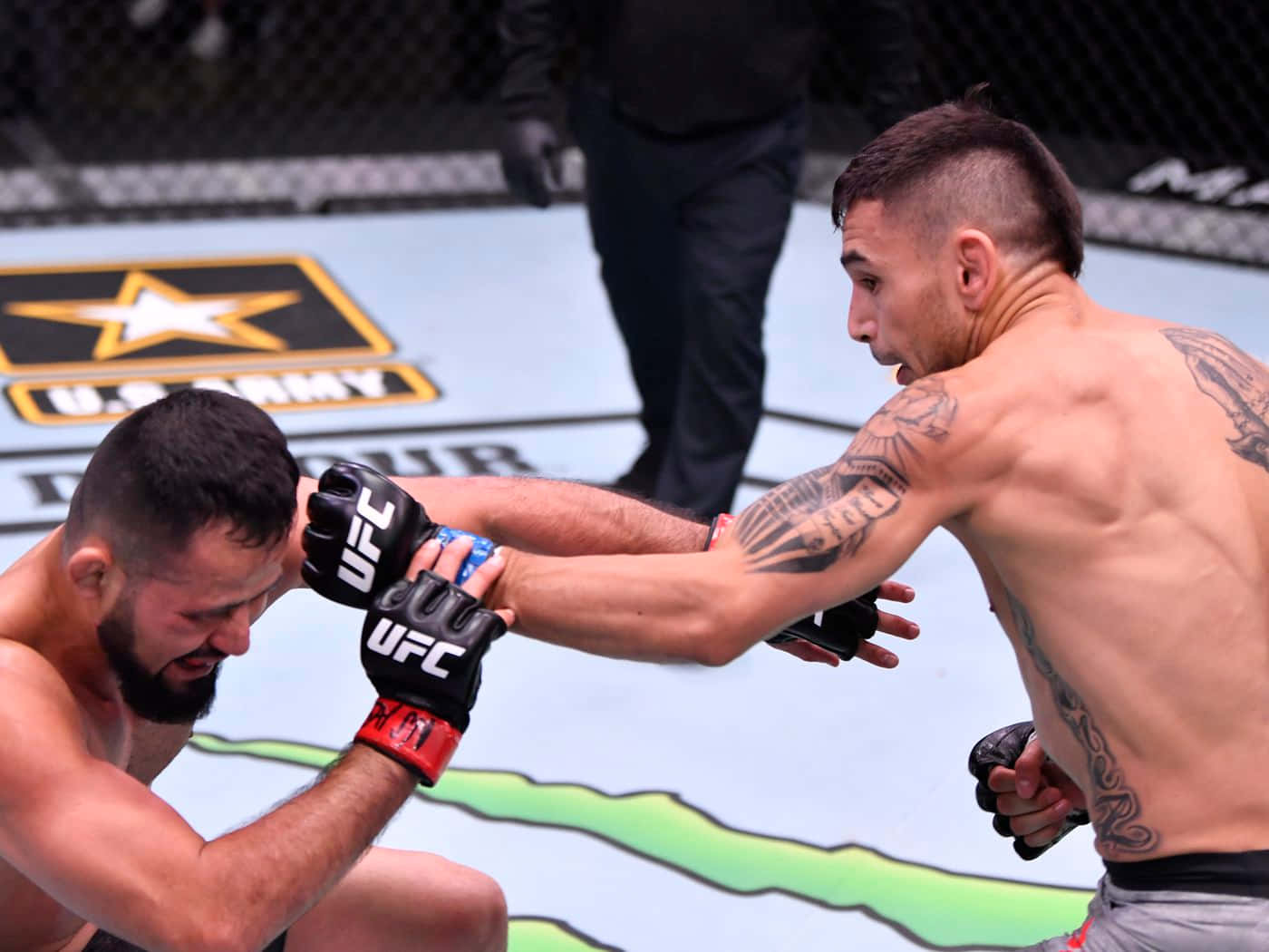 兩名男性MMA拳手在UFC比賽中於鐵籠賽內互相出拳。