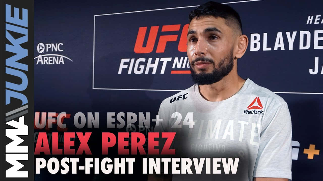UFC拳手Alex Perez在PNC體育館賽後採訪中身穿灰色Reebok襯衫。