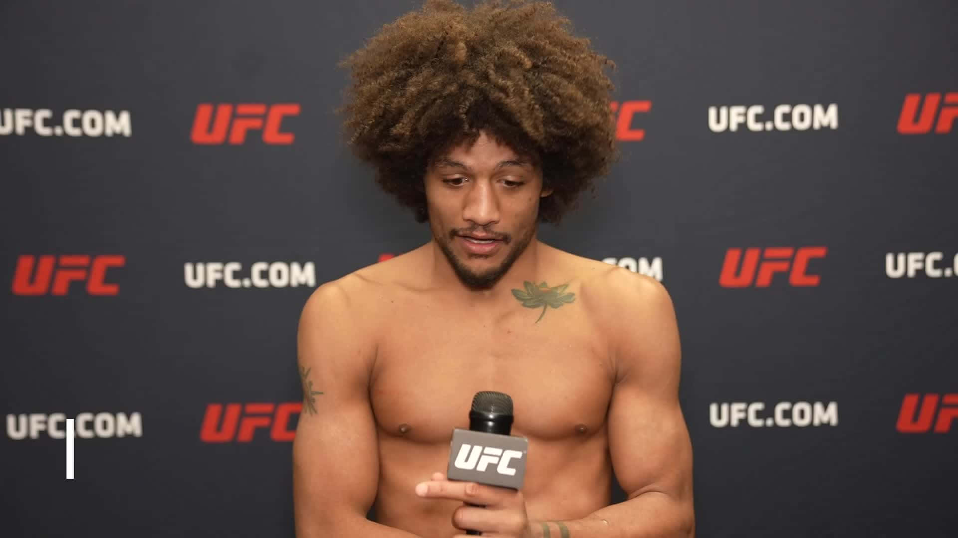 UFC拳手在記者會上拿著咪高峰