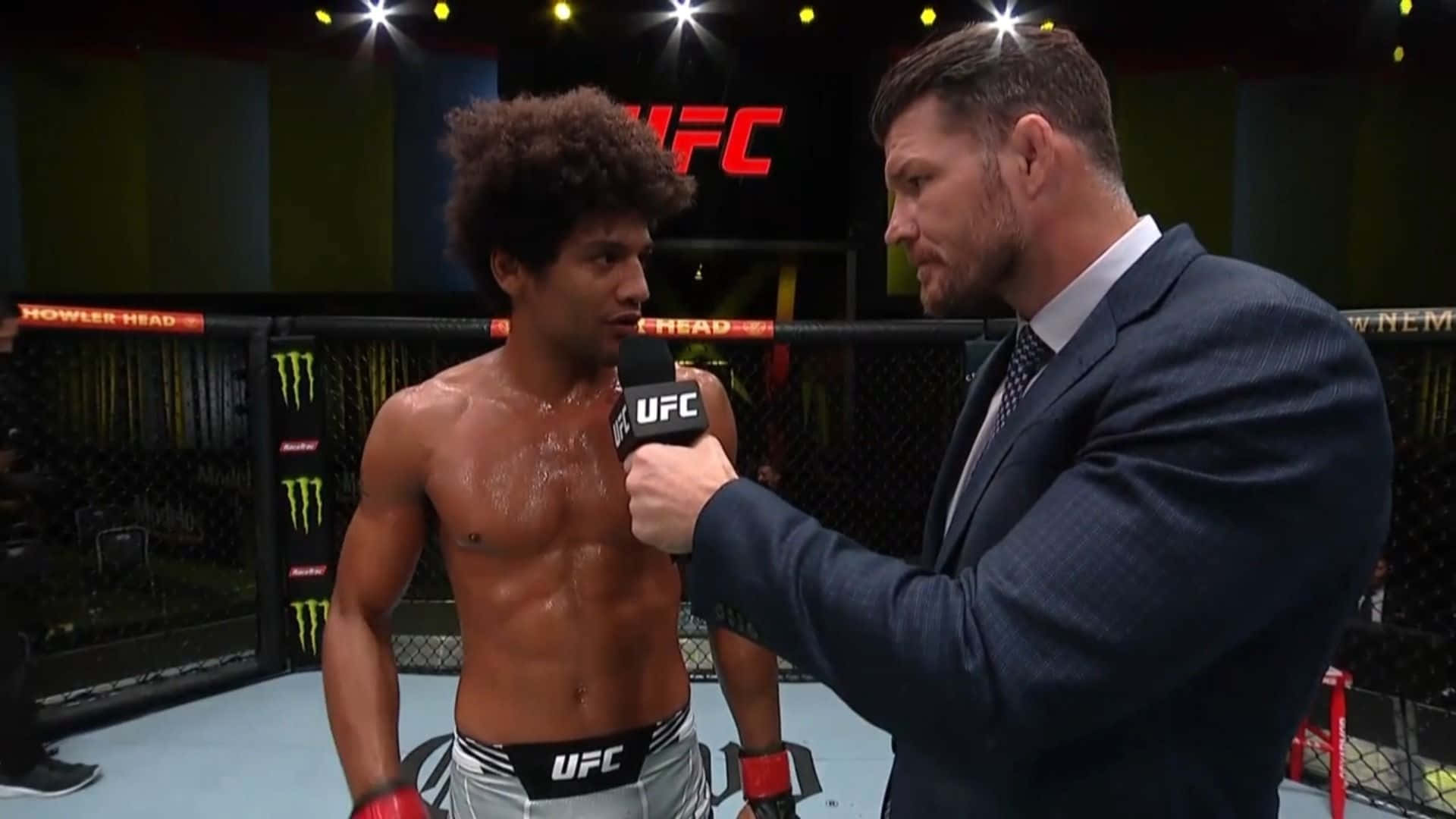 UFC拳手在八角籠中賽後接受訪問。