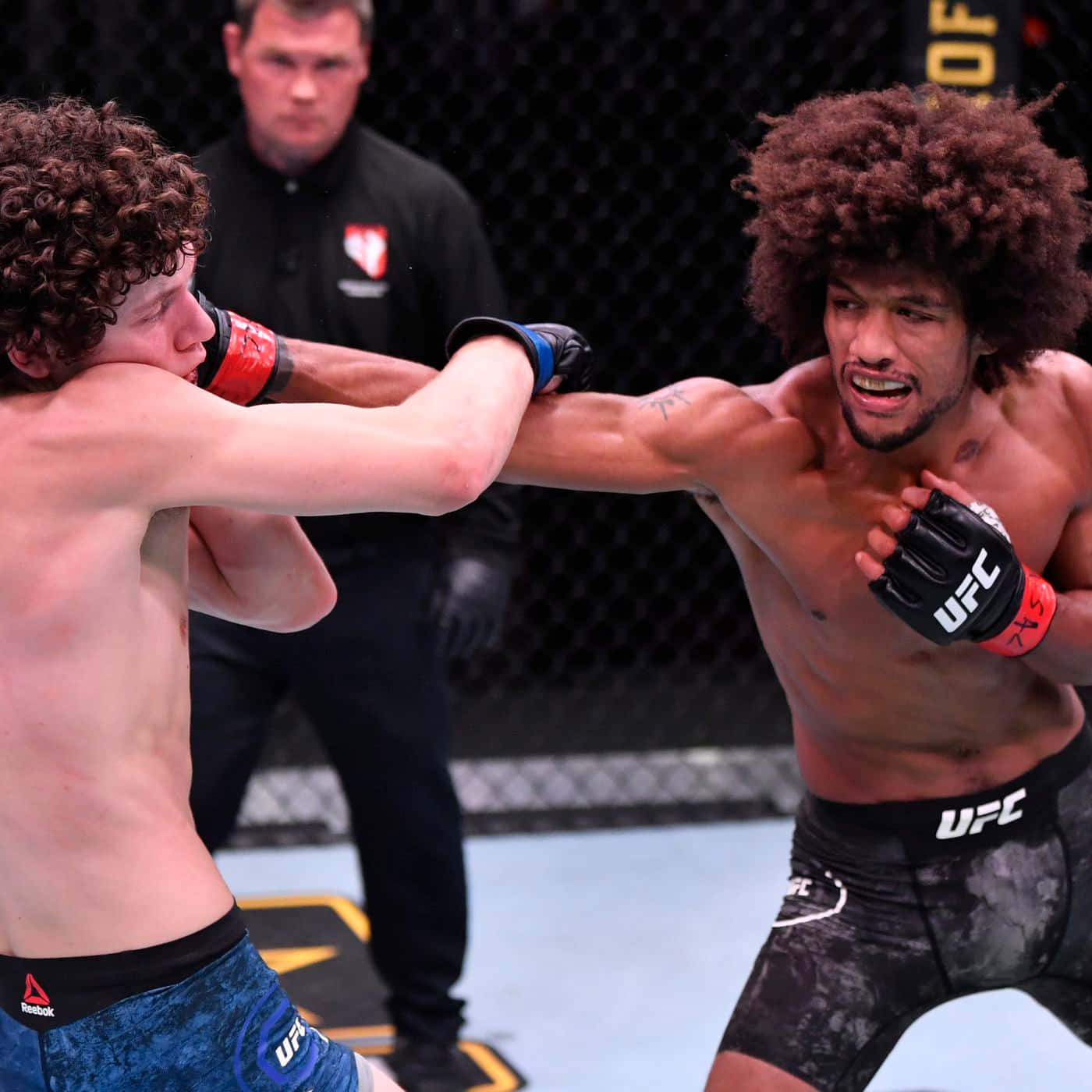 兩名男性MMA拳手在UFC八角籠內互相出拳。