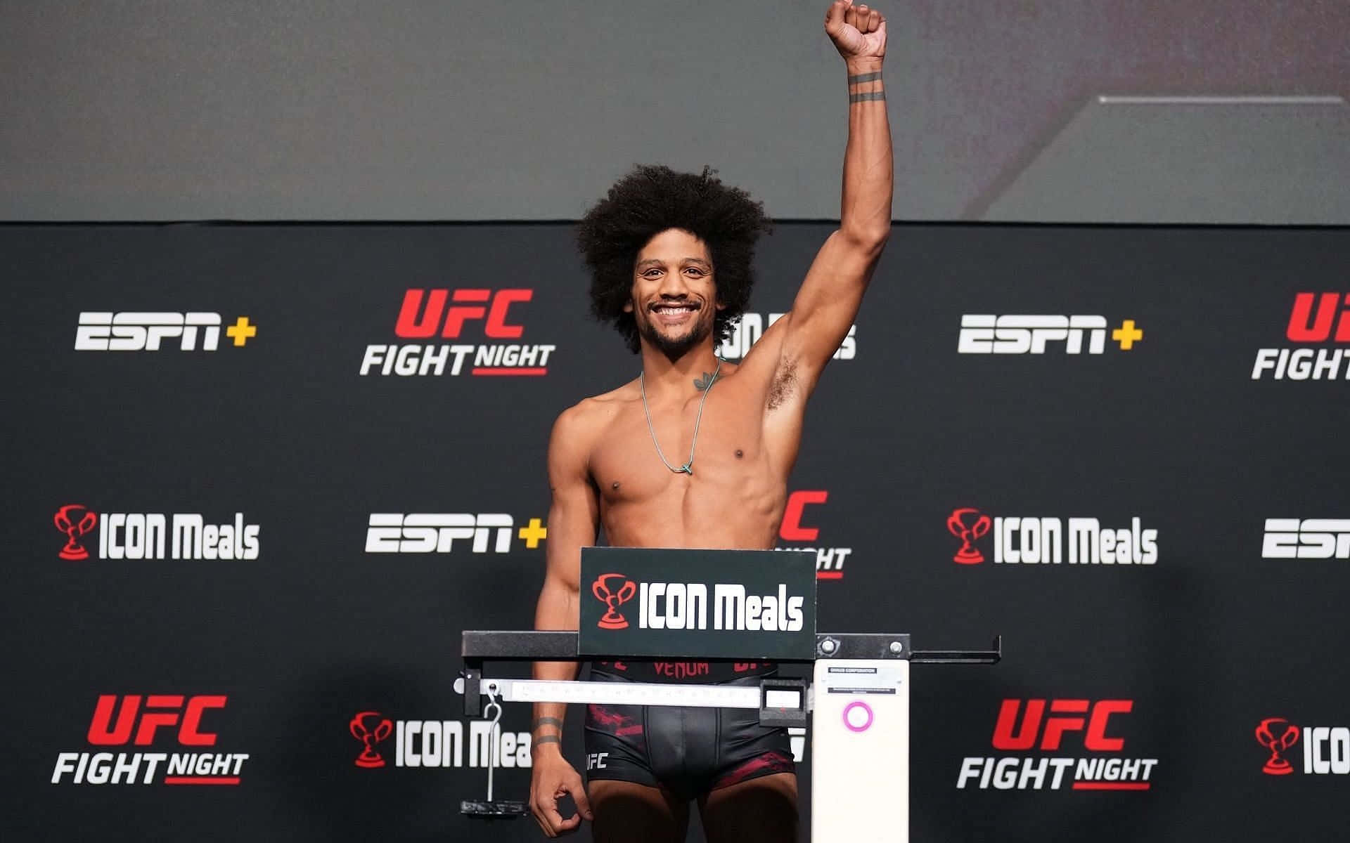 UFC拳手在稱重時舉起拳頭慶祝勝利。