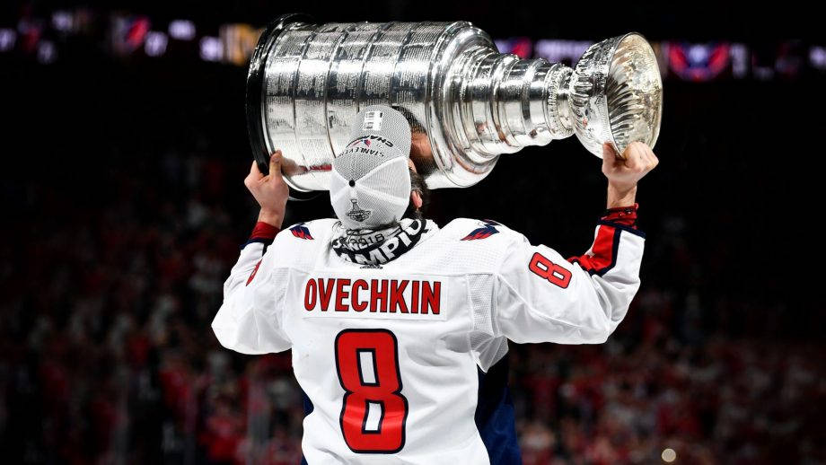 冰球運動員Ovechkin高舉斯坦利杯慶祝。