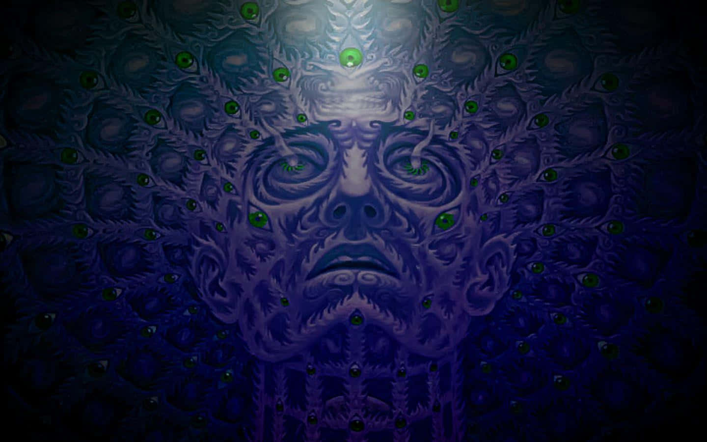 一張紫色面孔，帶有發光的綠色眼睛，被複雜圖案環繞。