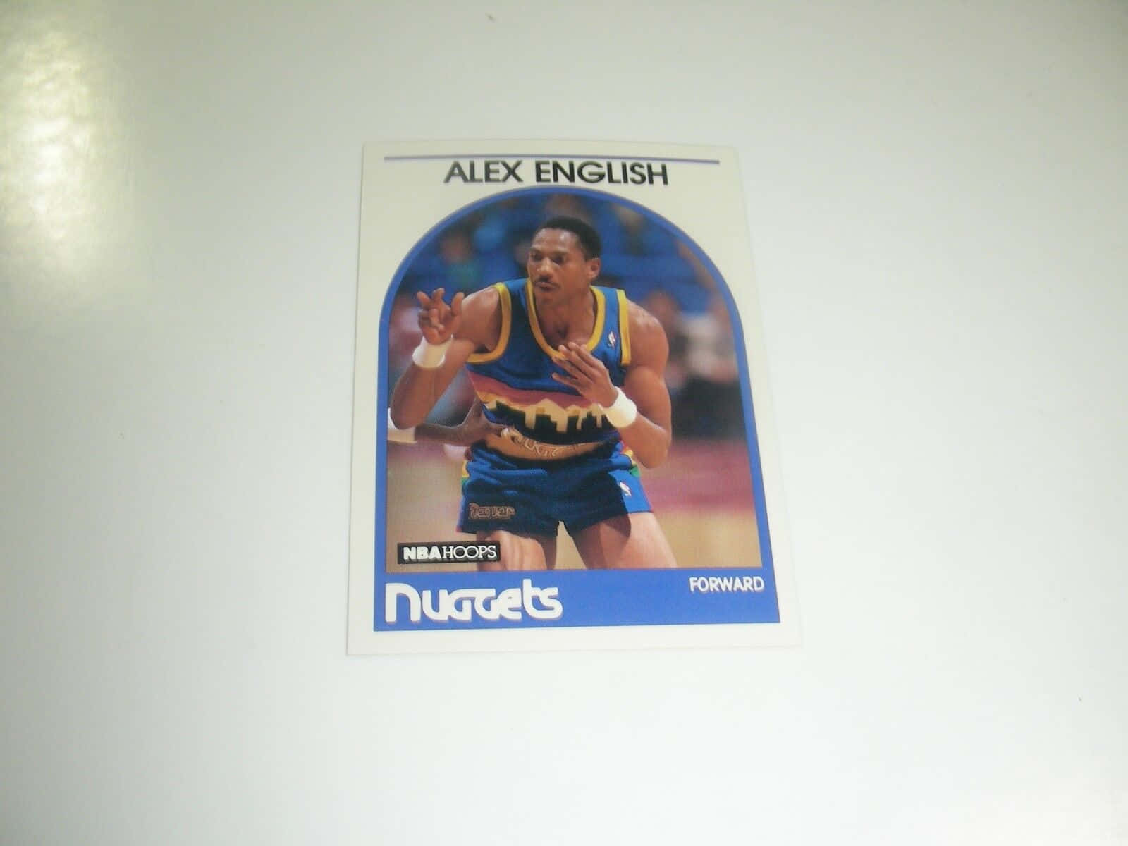 復古NBA Hoops交易卡，以籃球運動員Alex English作為金塊隊前鋒為特色。