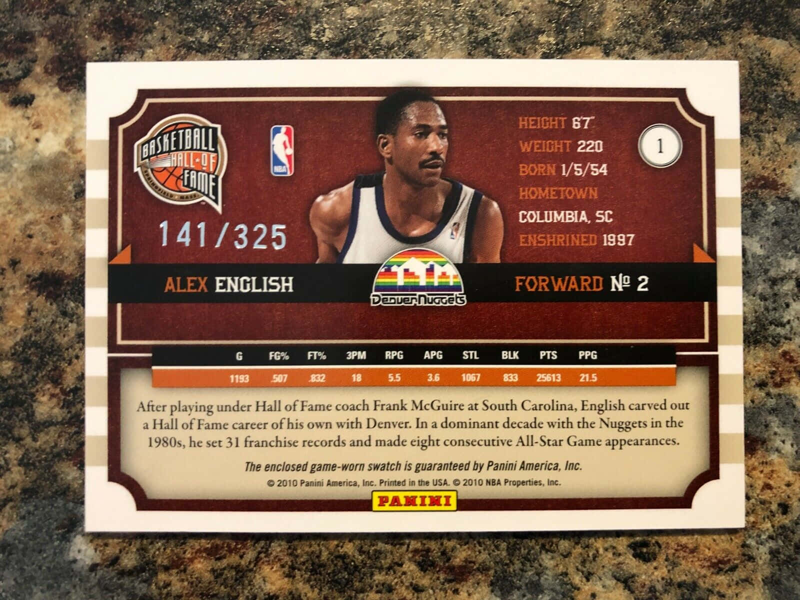 櫃檯上的 Alex English 復古 NBA 交易卡。