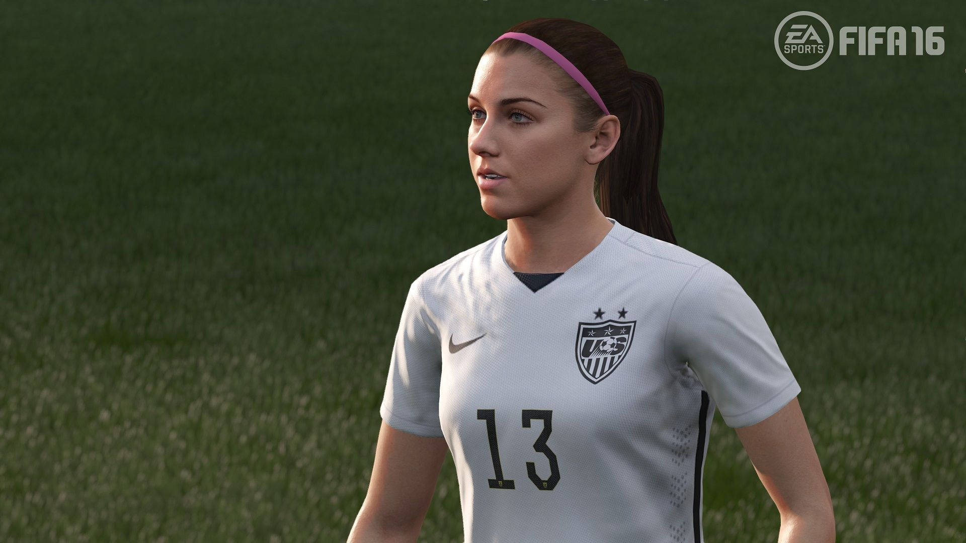 在FIFA 16遊戲中，身穿白色美國13號球衣的女足球員站在草地上。