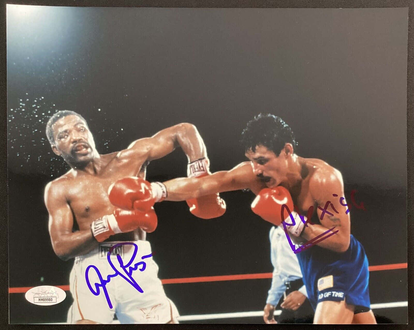 亞歷克西斯·阿古埃洛的重拳 壁紙 — 兩位拳擊手在戲劇性的擂台上碰撞，汗水飛濺，簽名清晰可見。