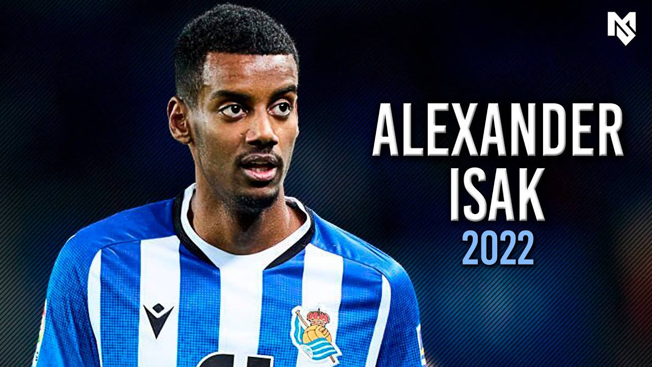 亞歷山大·伊薩克姓名與年份 壁紙 — 足球員亞歷山大·伊沙克（Alexander Isak）身穿藍白條紋2022年球衣，在深色紋理背景下的聚焦肖像。