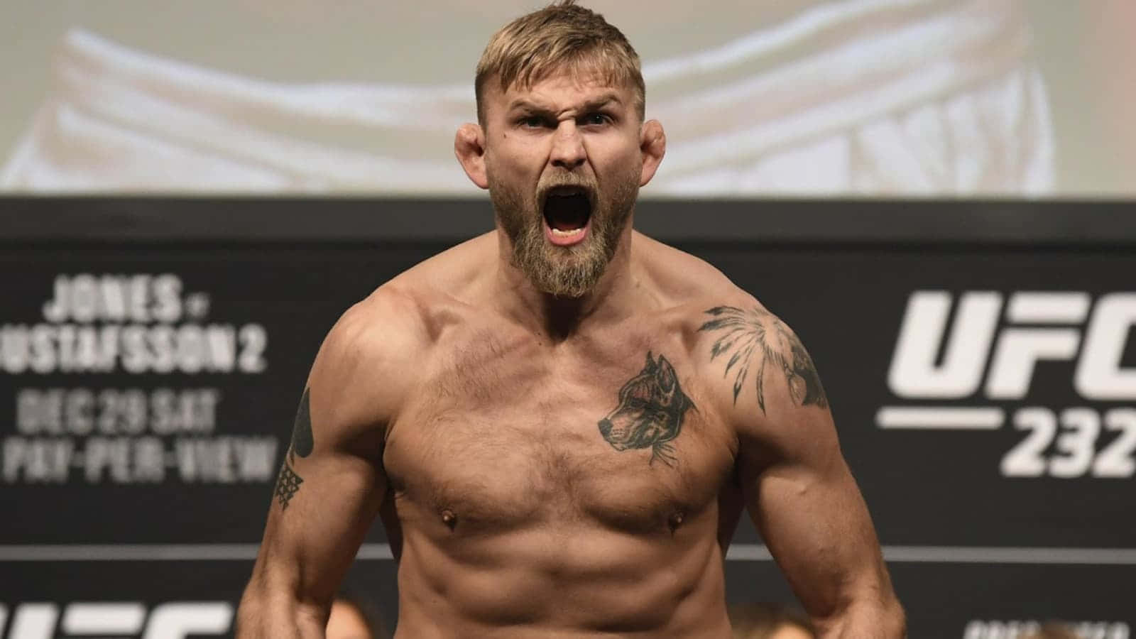 一位紋身的赤裸上身UFC鬥士在稱重活動中咆哮。