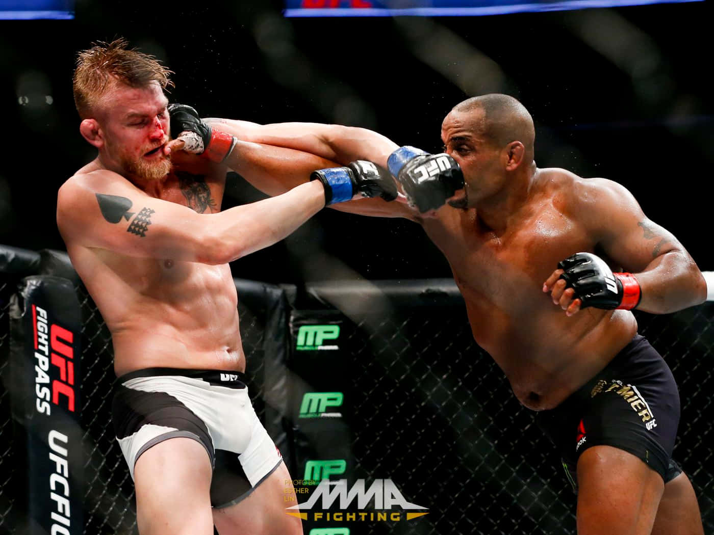 兩名男性拳手在UFC八角籠內比賽中互相出拳。