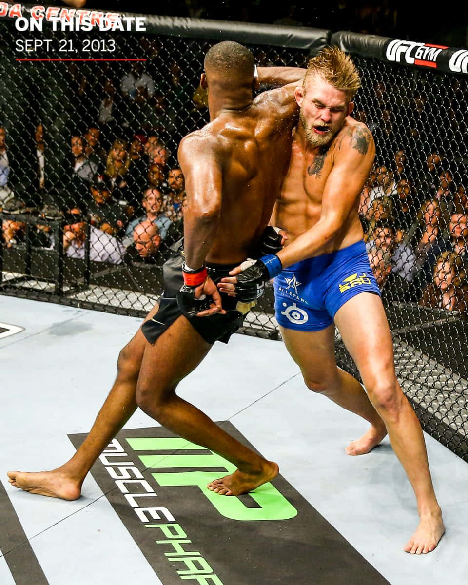 兩名MMA拳手在UFC八角籠內搏鬥，觀眾觀看。