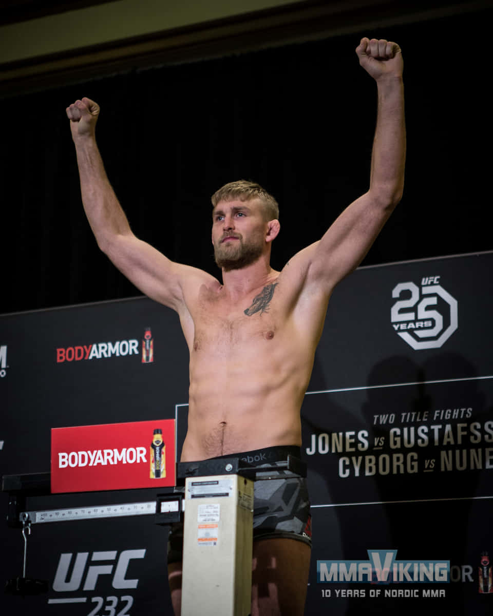 UFC拳手在體重秤上高舉拳頭慶祝勝利。