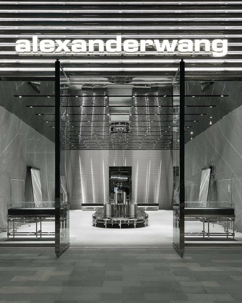 Alexander Wang 店舖入口，配玻璃門和金屬內部。