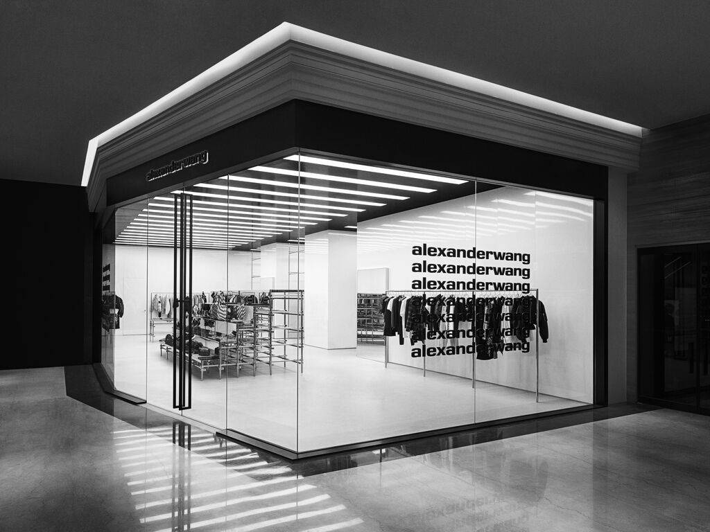 Alexander Wang時裝店，玻璃外牆和極簡室內設計。