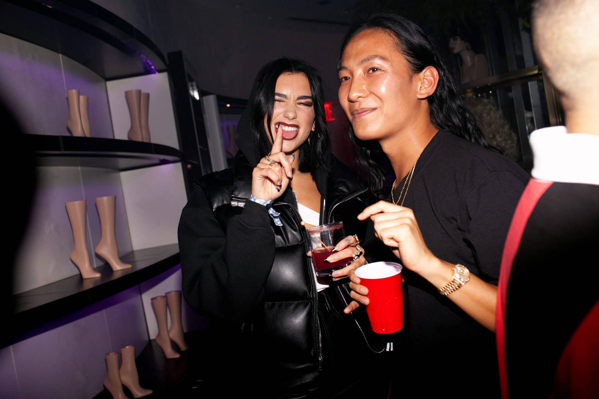 兩位女士在時尚的夜間活動中笑著舉杯。