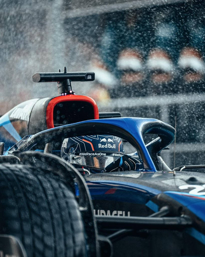 紅牛F1賽車在暴雨中比賽，車手可見。