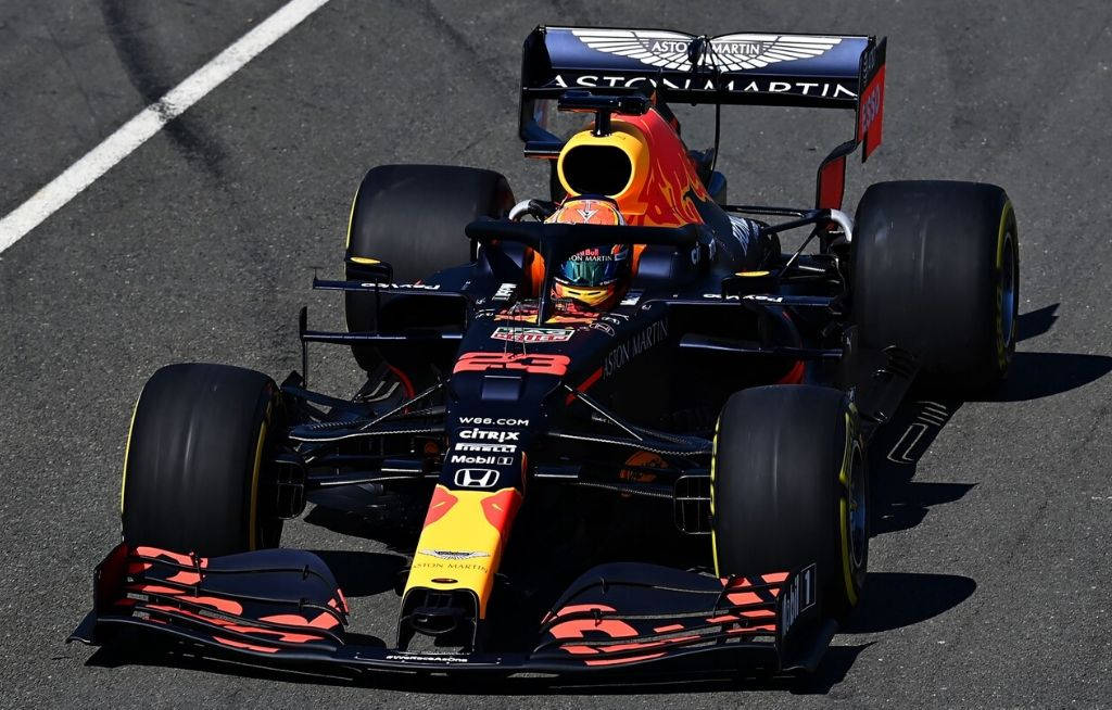 日落時分在瀝青賽道上的Red Bull Racing一級方程式賽車