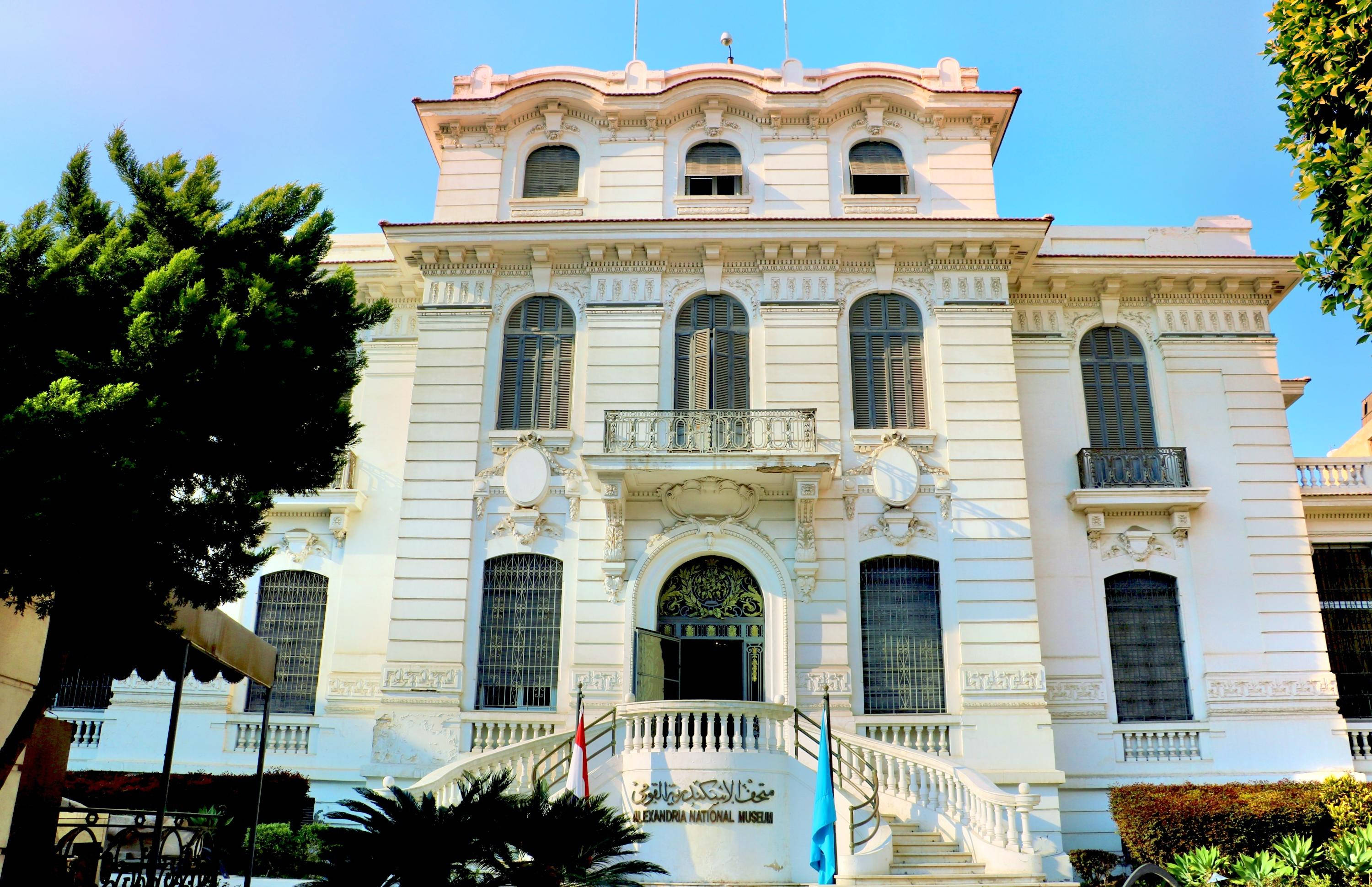 亞歷山大國家博物館 壁紙 — 宏偉的白色新古典主義博物館建築，擁有華麗的陽台和拱形窗戶，在清澈的藍天下。