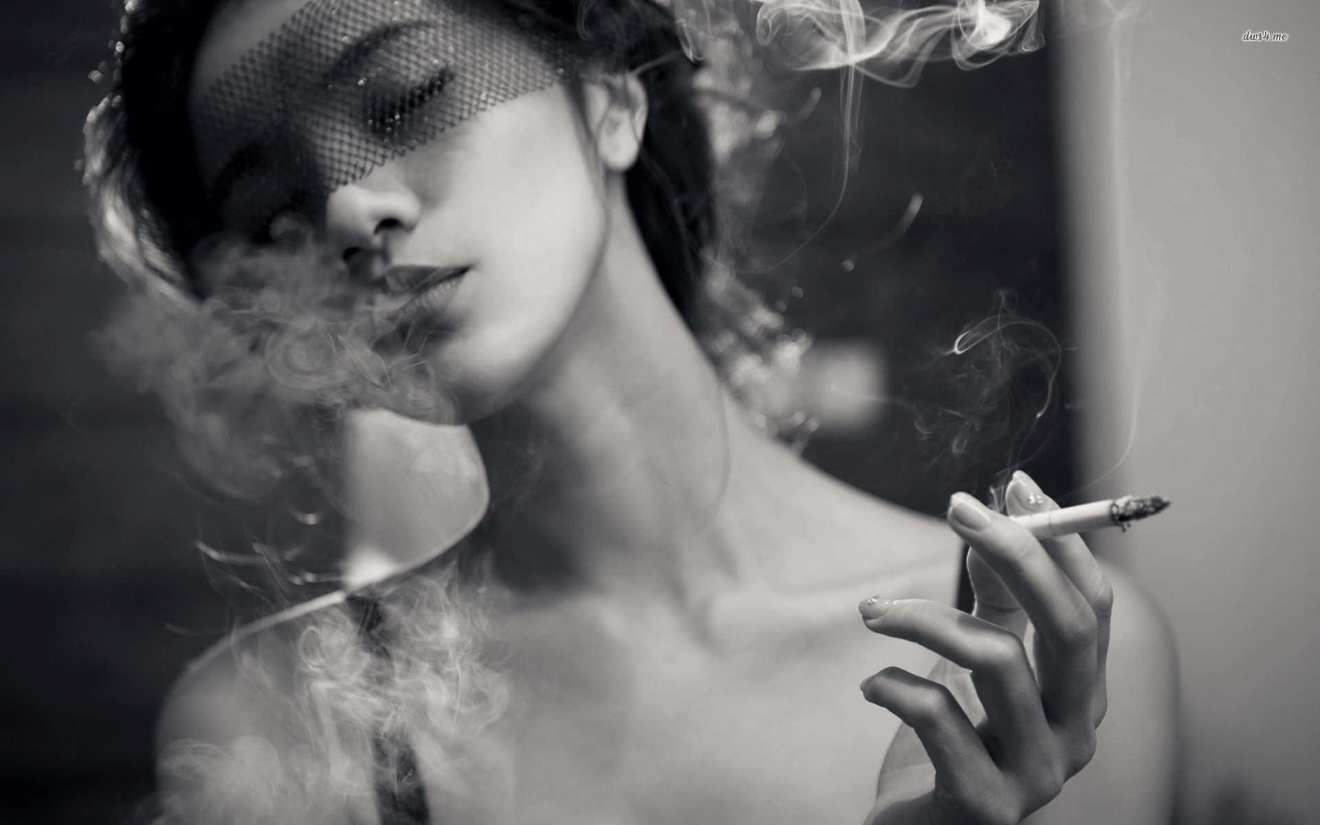 戴著面紗的女人抽煙，煙霧在臉龐周圍旋轉。