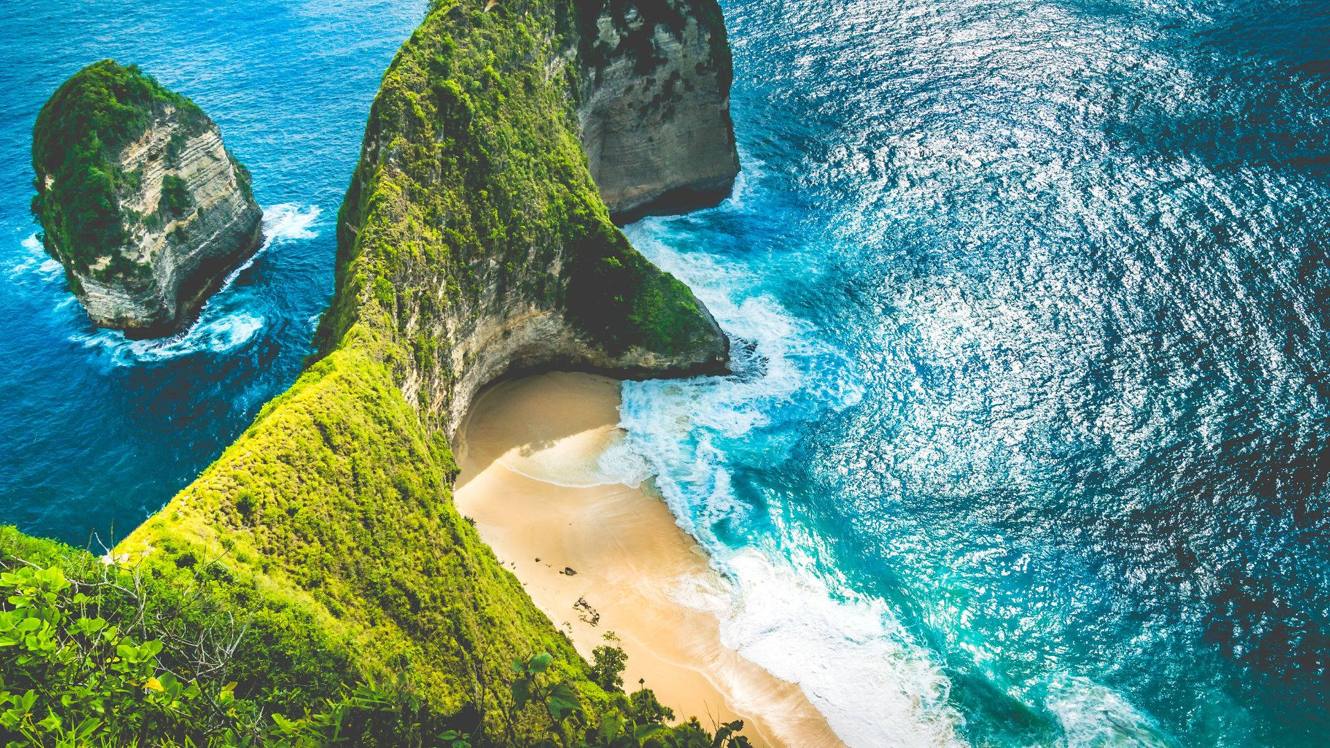 被綠色懸崖和碧綠海浪環繞的隱秘海灘。 — 美景 壁紙