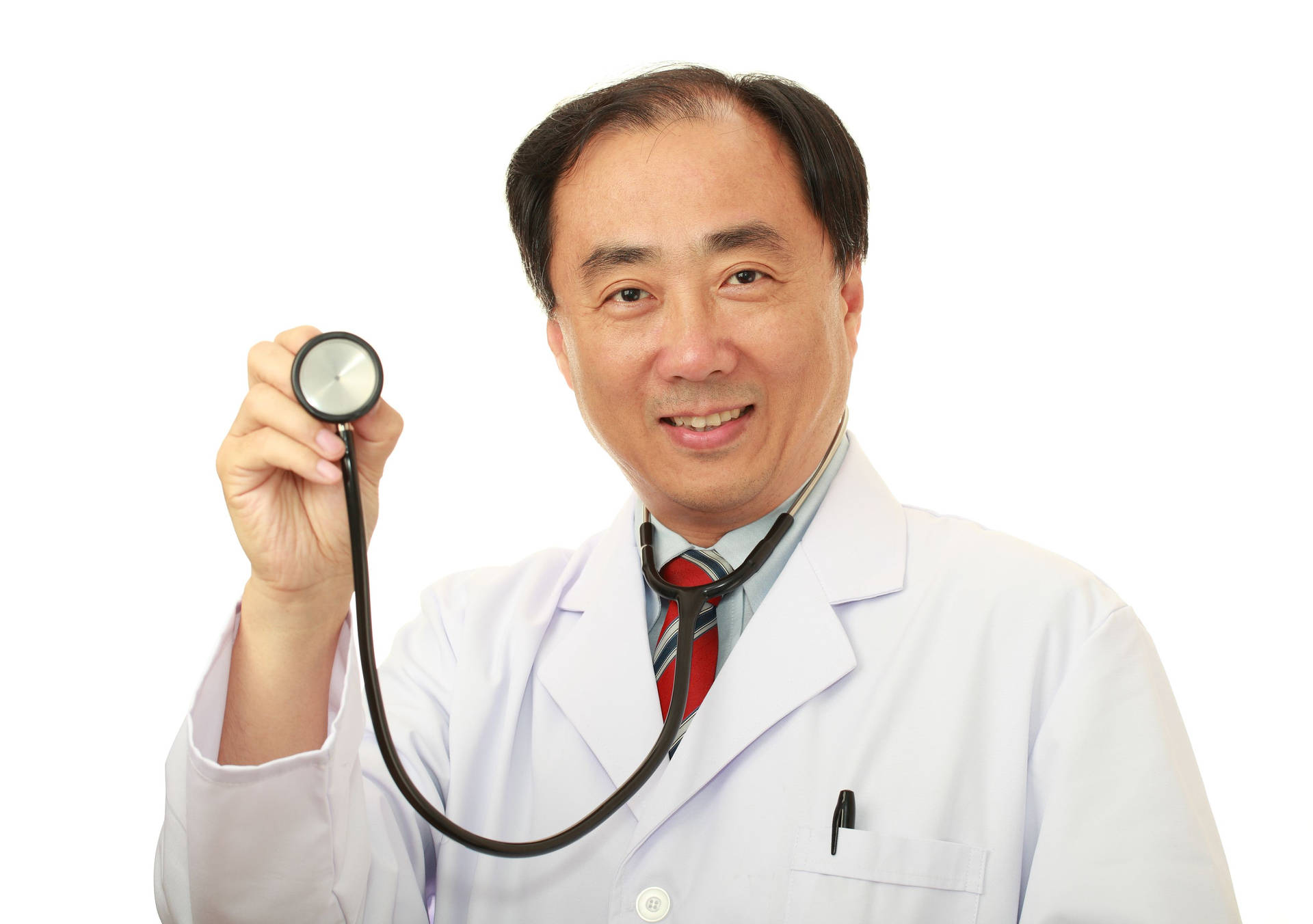 微笑的男醫生穿著白大褂拿著聽診器