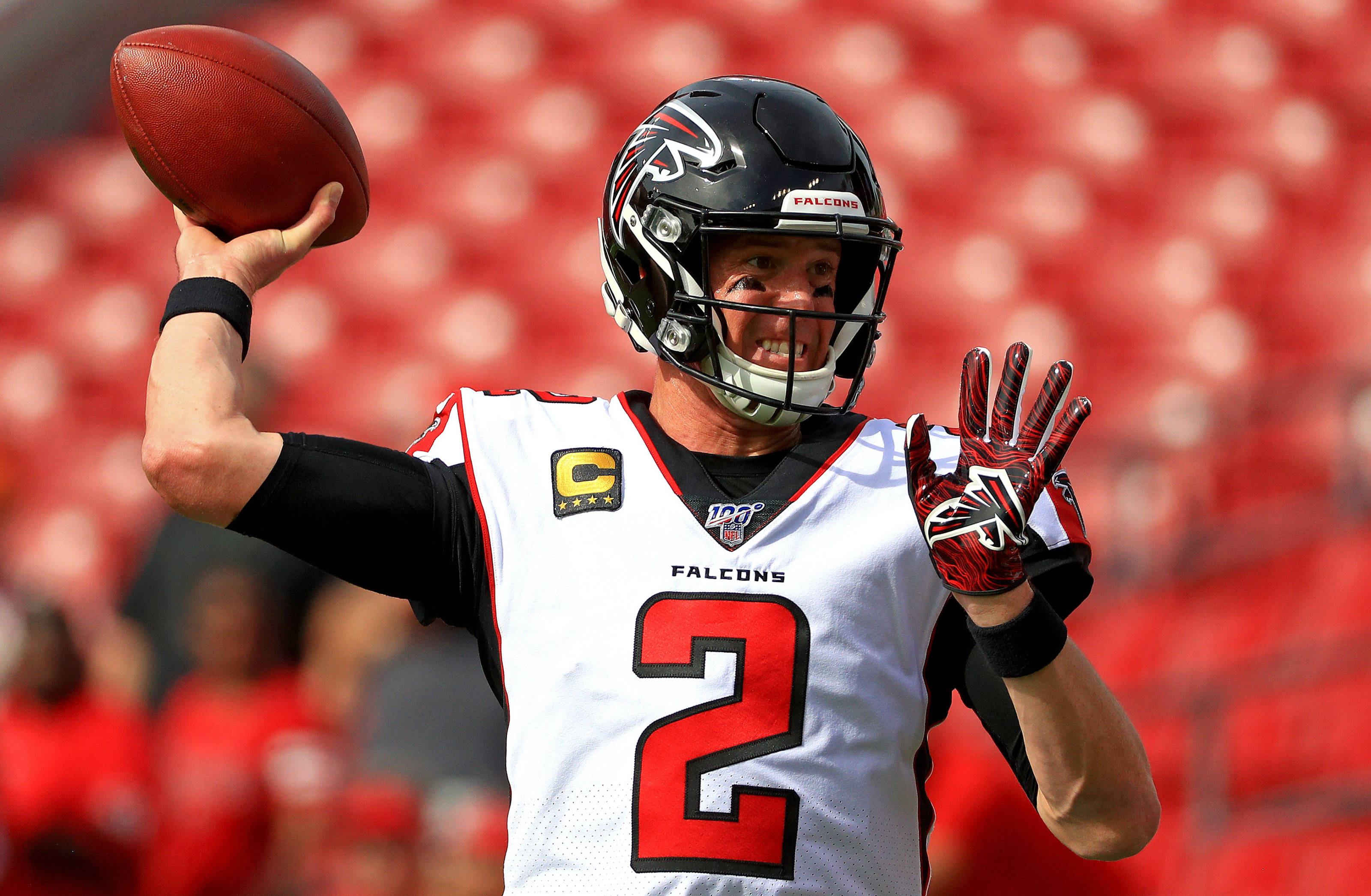 Matt Ryan 桌布 壁紙 — 亞特蘭大獵鷹四分衛身穿2號球衣，手持橄欖球，在體育場向人群揮手。