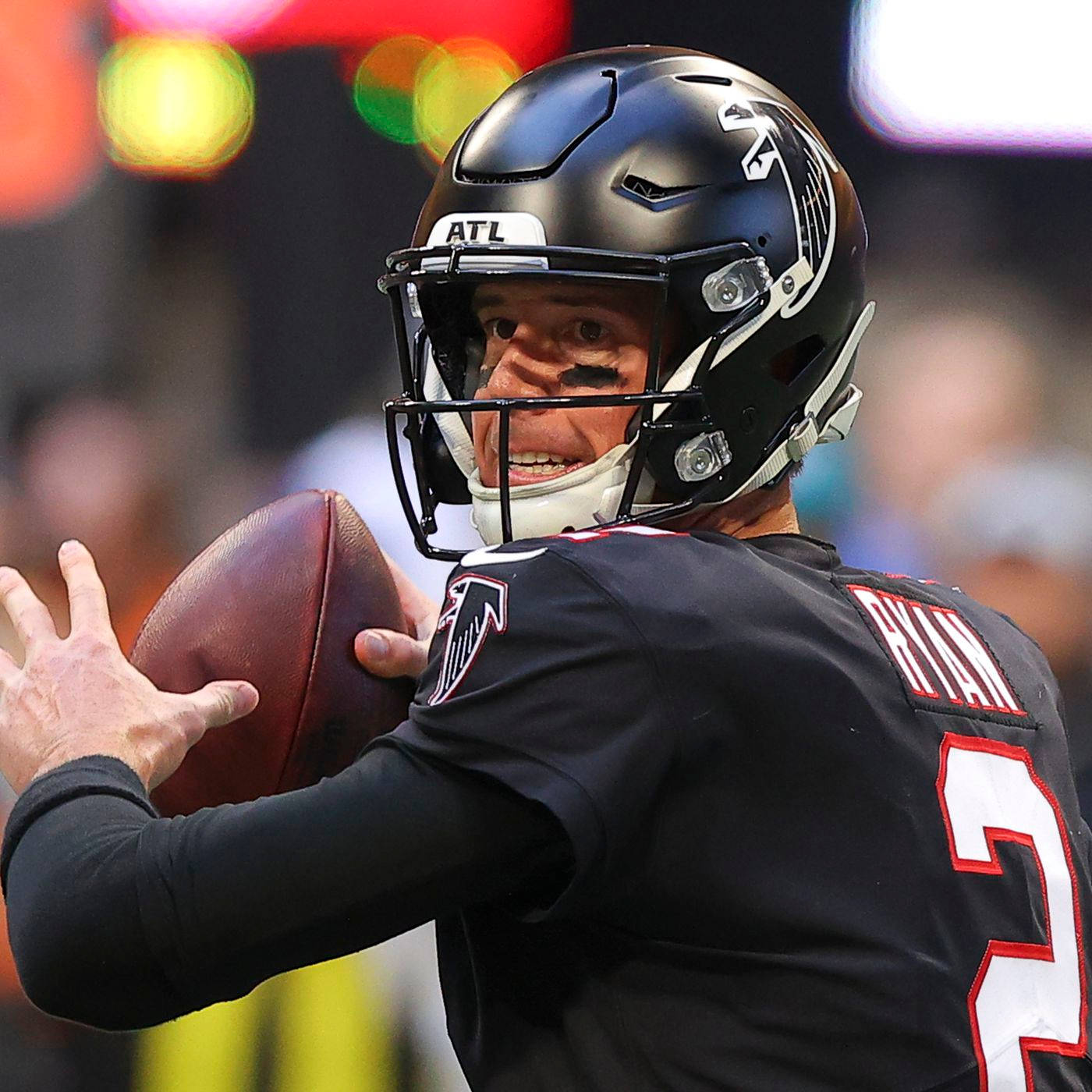 Matt Ryan 桌布 壁紙 — 亞特蘭大獵鷹四分衛身穿黑色裝備，在比賽中準備擲出橄欖球的近距離特寫。