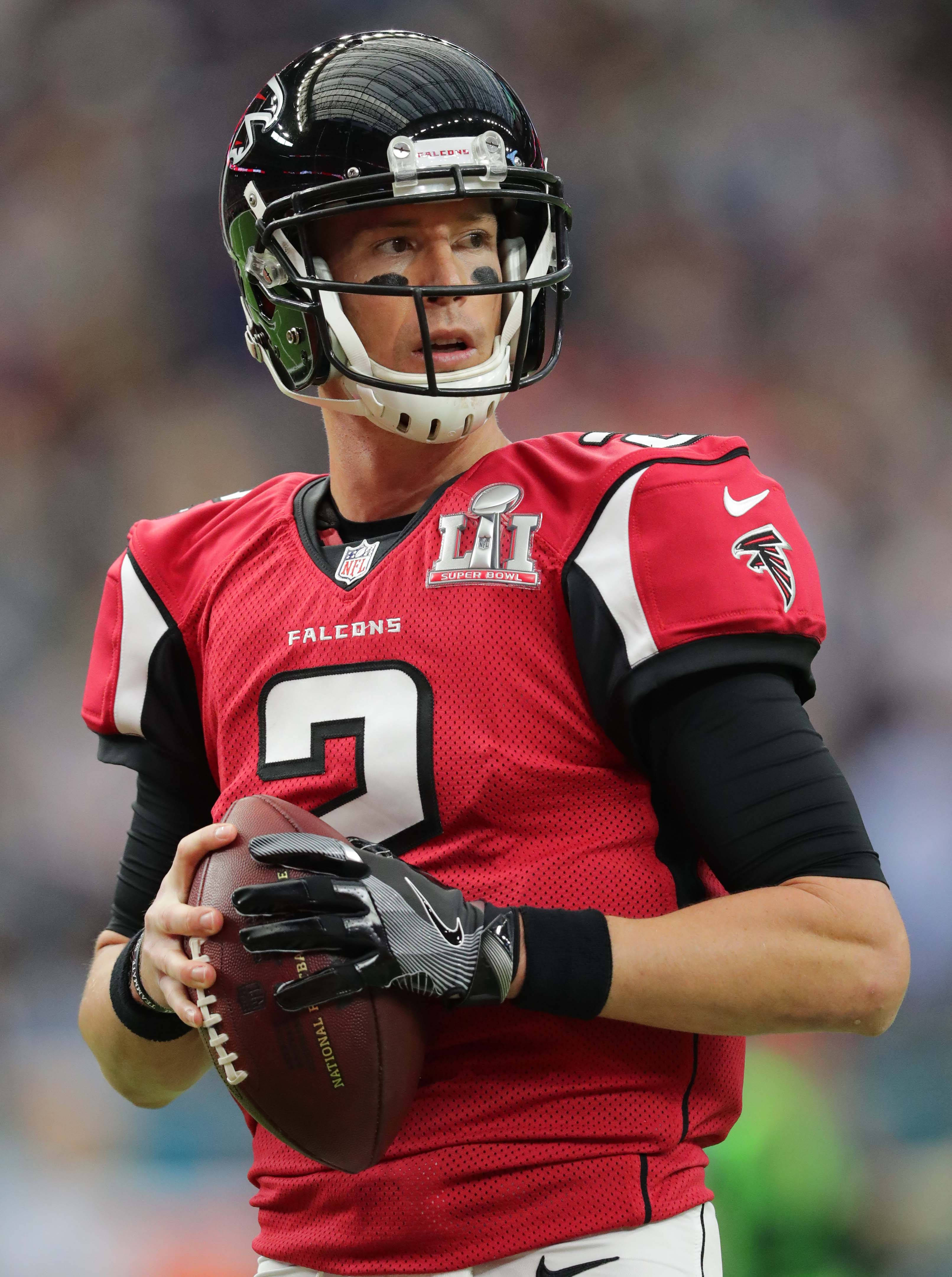 Matt Ryan 桌布 壁紙 — 亞特蘭大獵鷹隊四分衛在比賽中專注地拿著橄欖球。