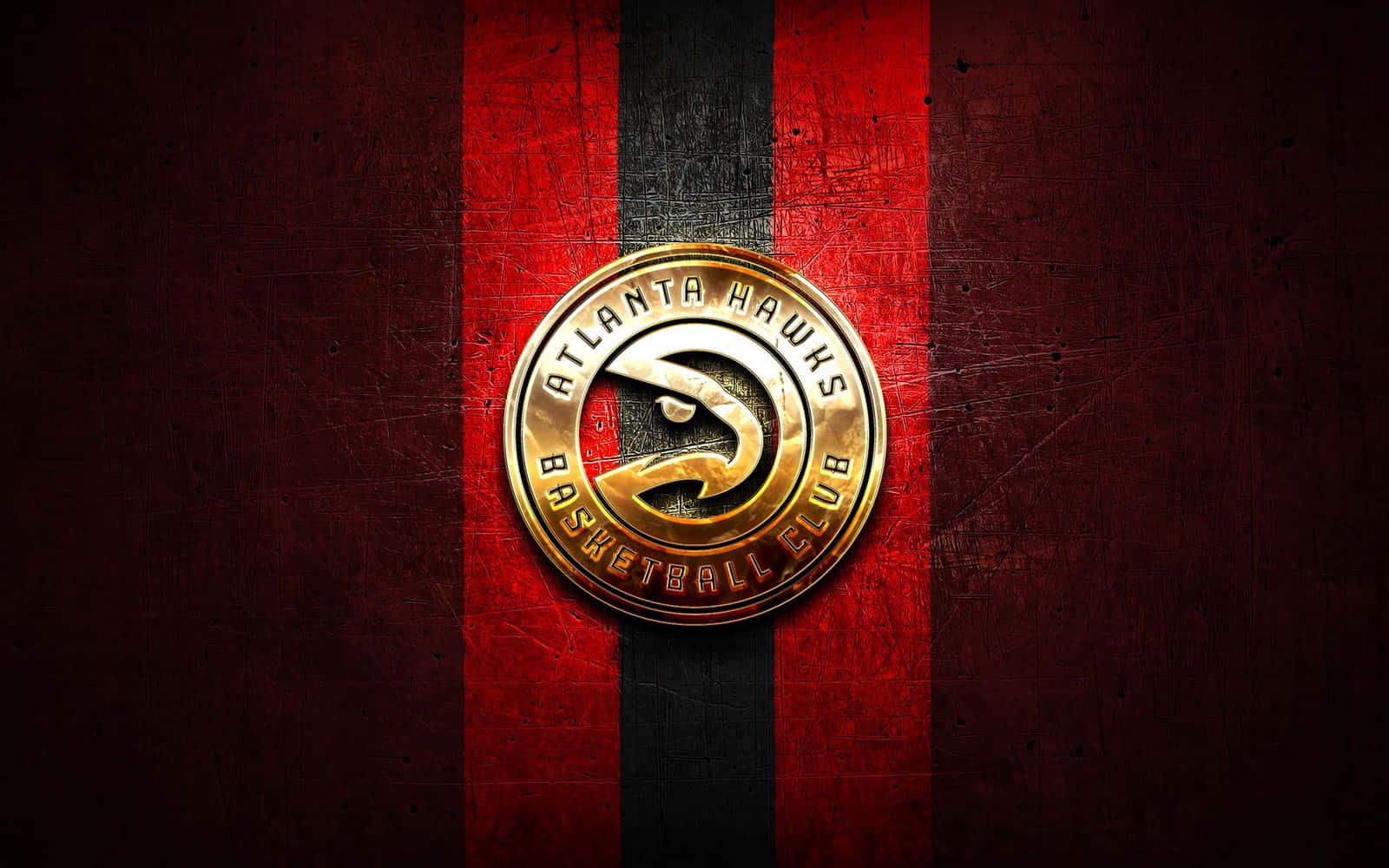 亞特蘭大老鷹隊登場上陣 壁紙 — 金色亞特蘭大老鷹籃球標誌居中於有紋理的紅黑條紋背景上。