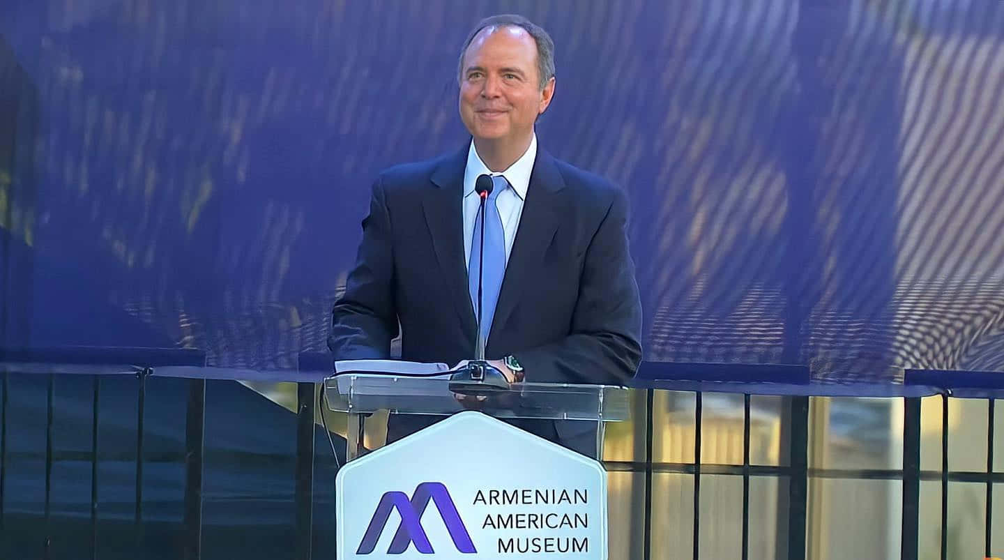 穿西裝的男子在室內 Armenian American Museum 講台發言。