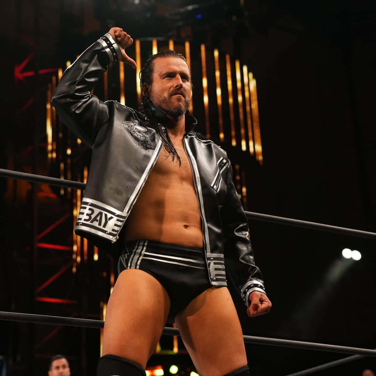 摔角手 Daniel Bryan 身穿黑色皮褸，在摔角擂台上豎起拇指向下。